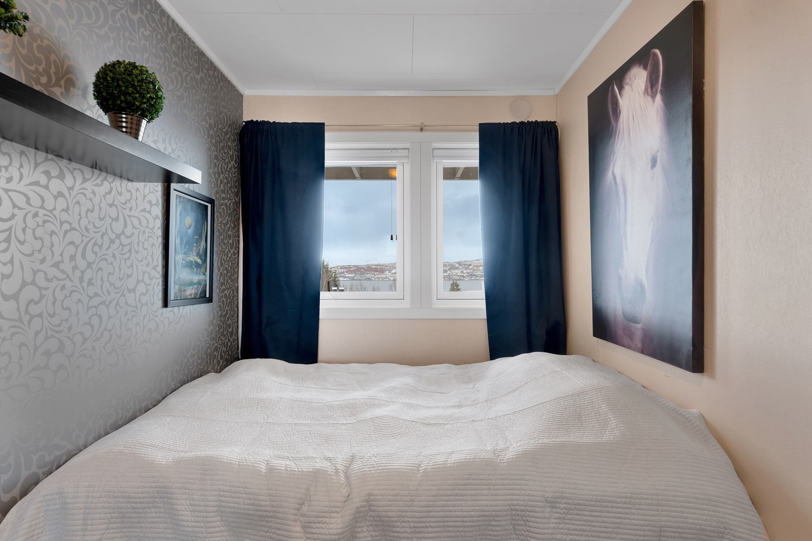 Soverom 1 - God størrelse, med plass til stor seng. Galleribilde