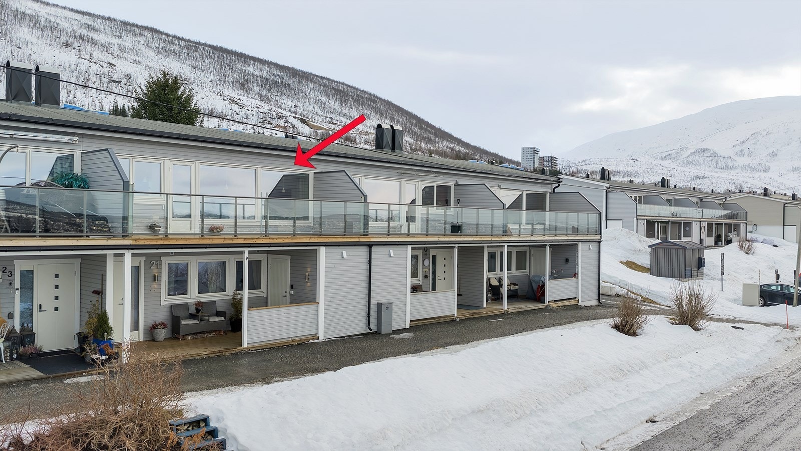 Tilknyttet boligens inngangsparti får du også praktisk oppbevaringsplass i boden. Galleribilde