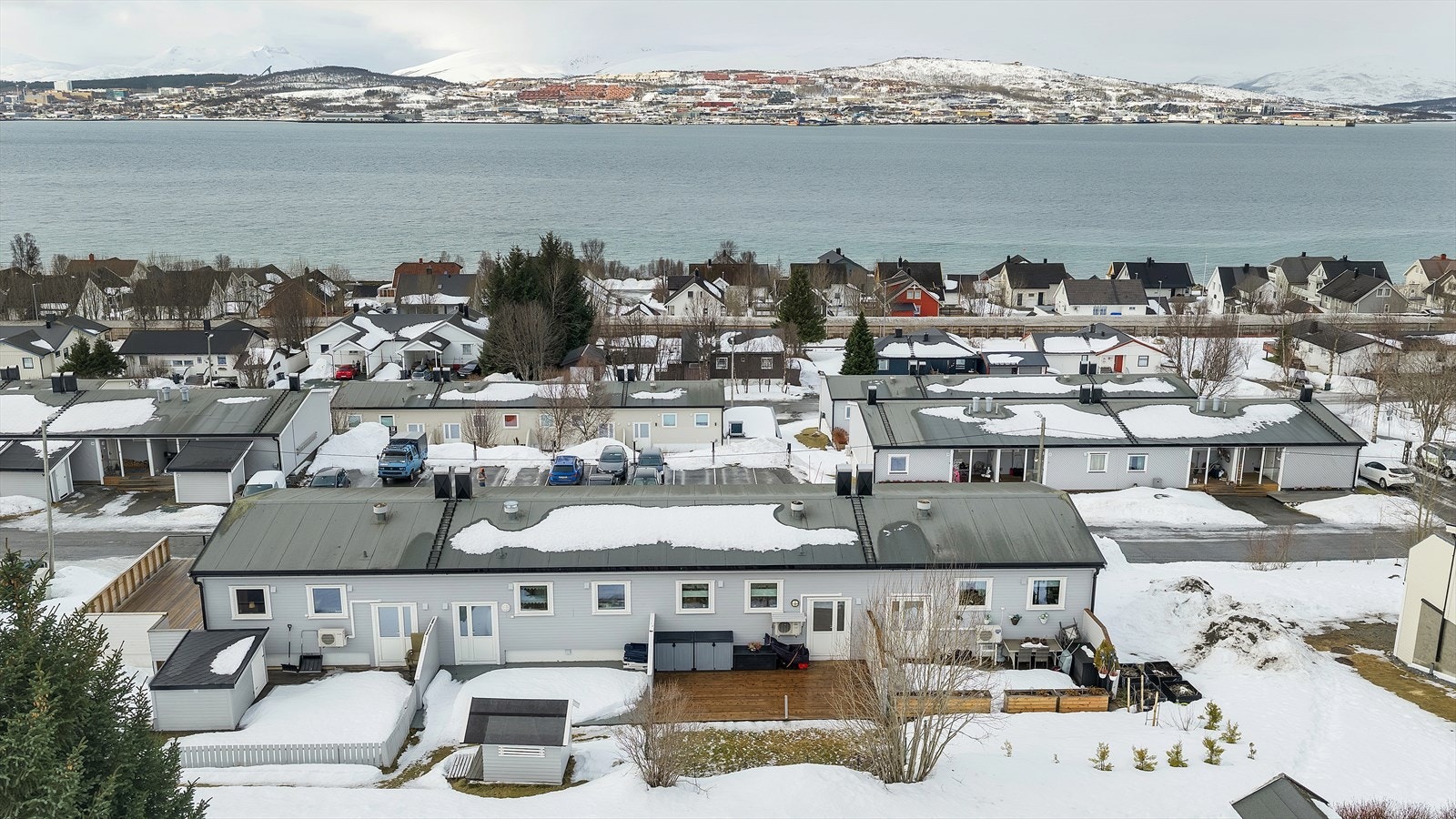 Meget attraktiv, vestvendt beliggenhet på fastlandet, med utsikt over byggene i front. Galleribilde