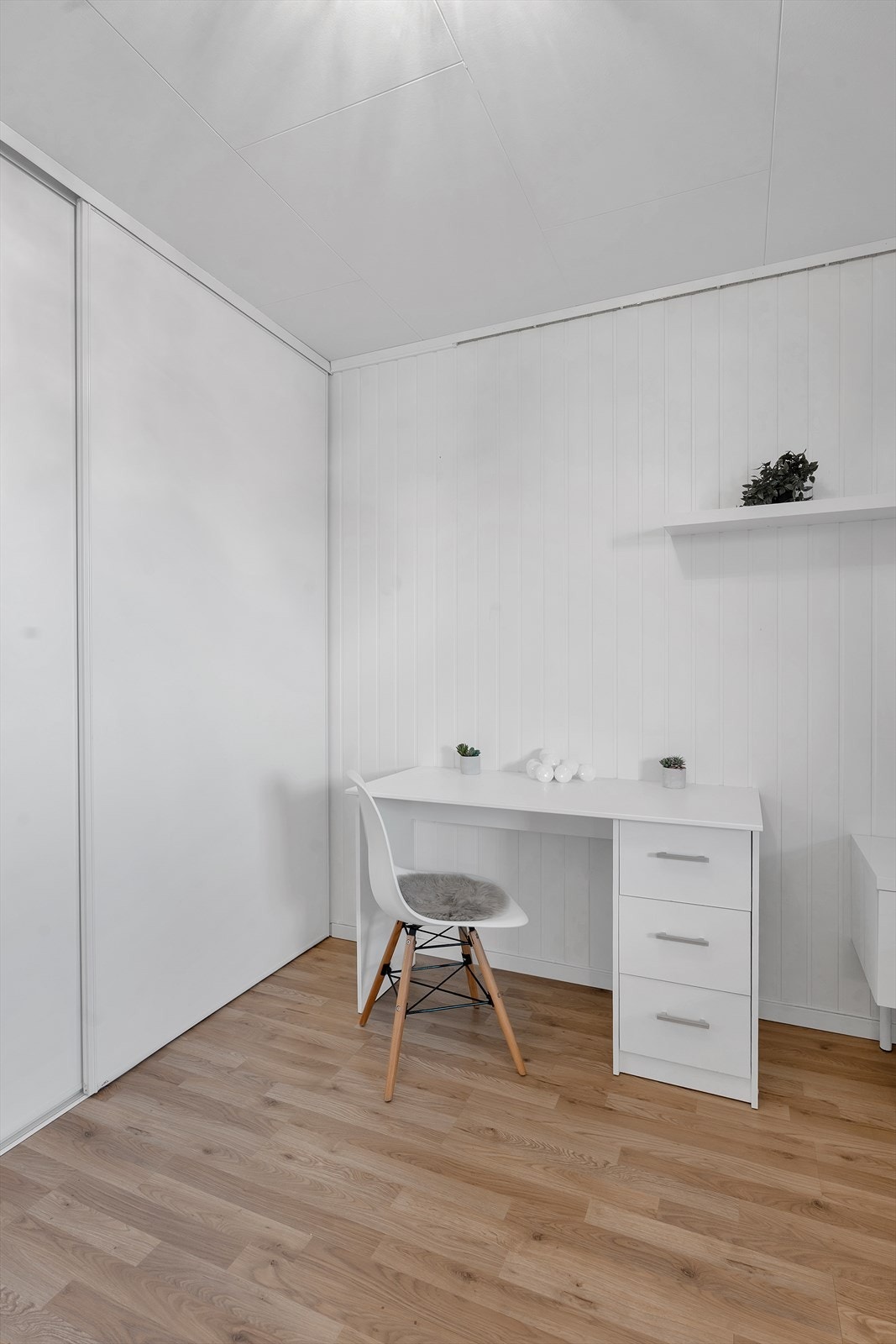 Også dette soverommet er innredet med skyvedørsgarderobe. Her får du videre god plass til skrivepult for hjemmekontor-løsning. Galleribilde