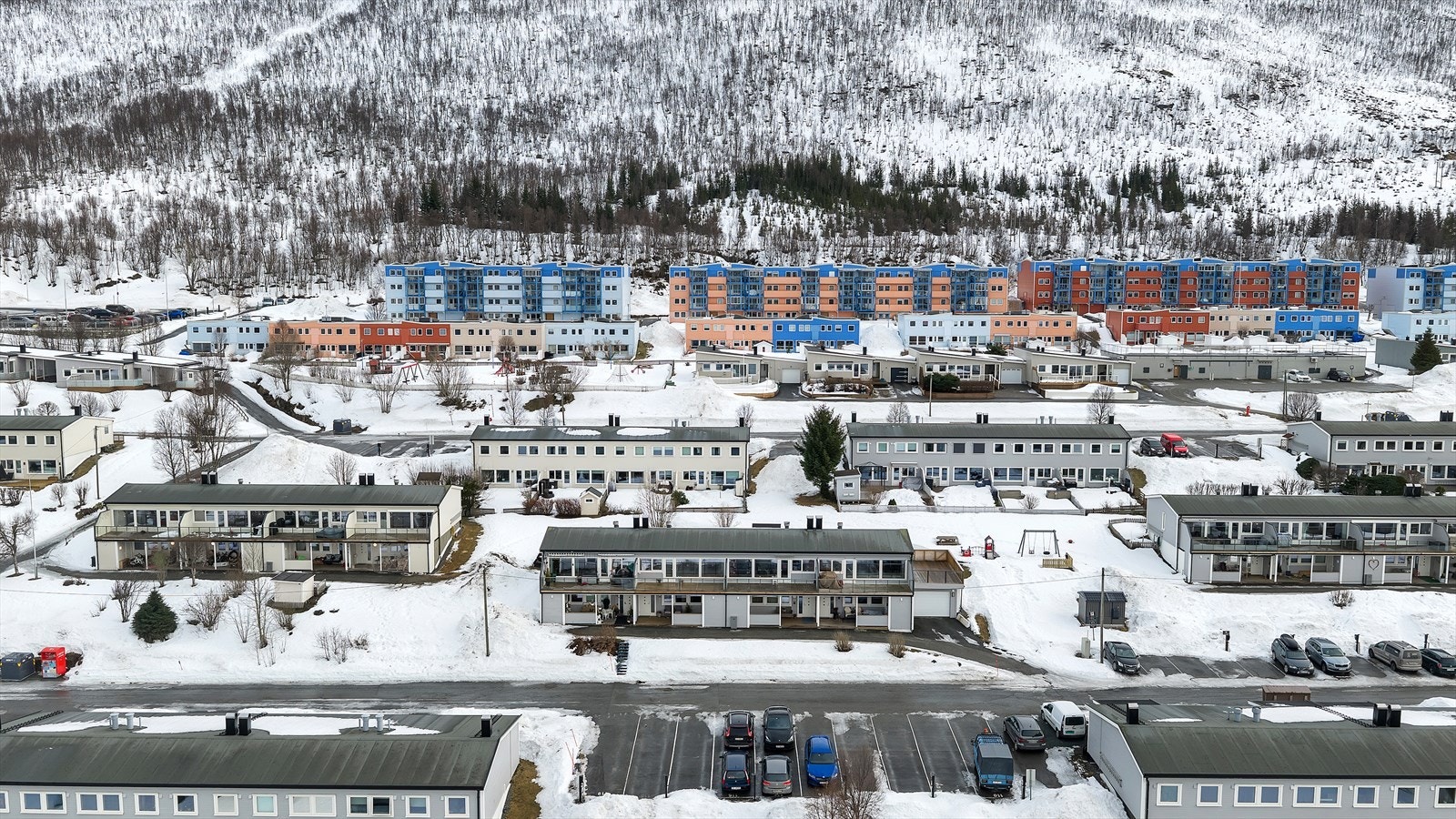 Meget barnevennlig område med lekeplasser i umiddelbar nærhet, og lite trafikal belastning. Kort vei til naturen, tur- og skiløyper, og slalåmbakke. Gode bussforbindelser finner du også fra busstopp like i nærheten. Galleribilde
