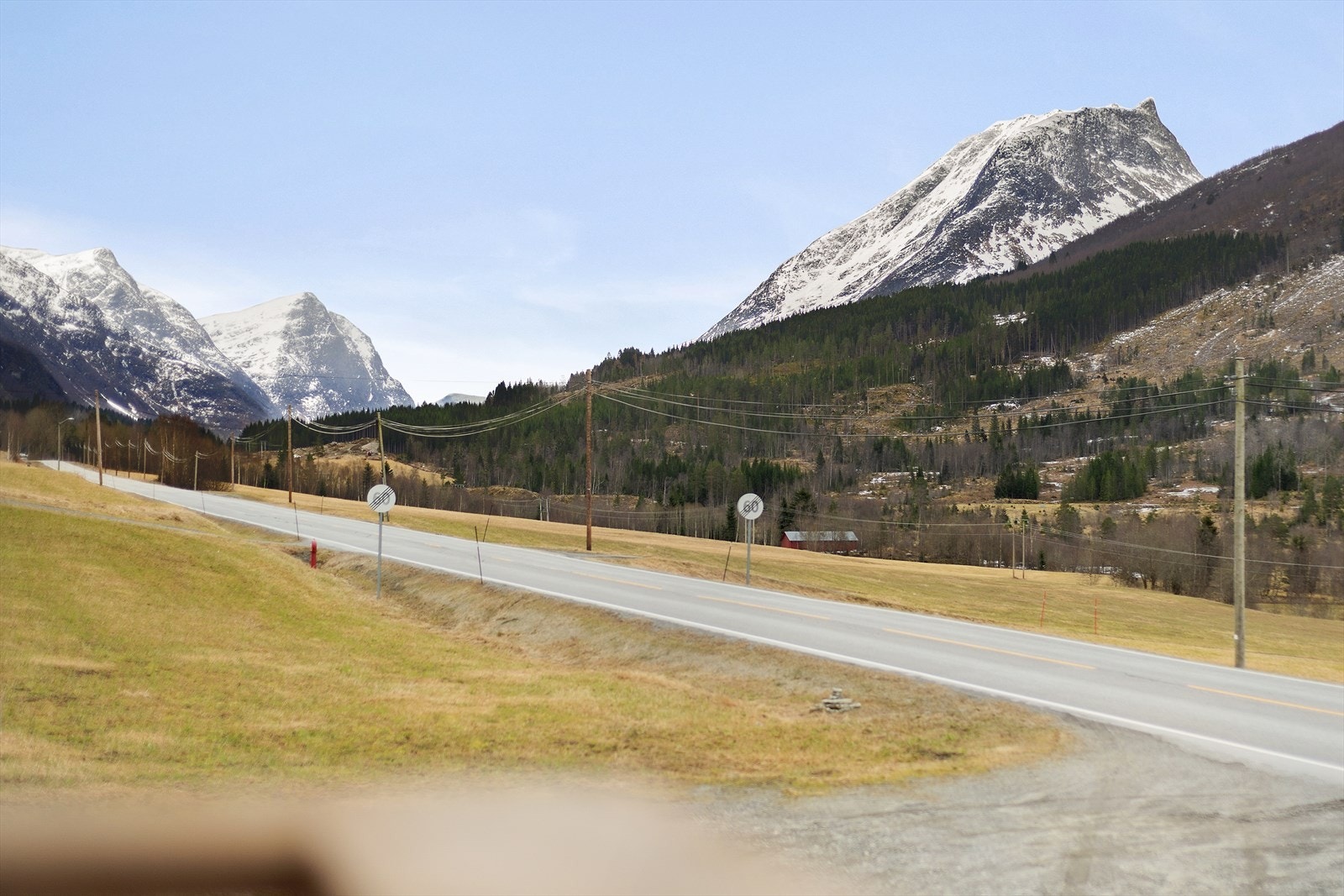 Her er det nydelig utsikt opp til mektige fjell og skjønn natur. Galleribilde