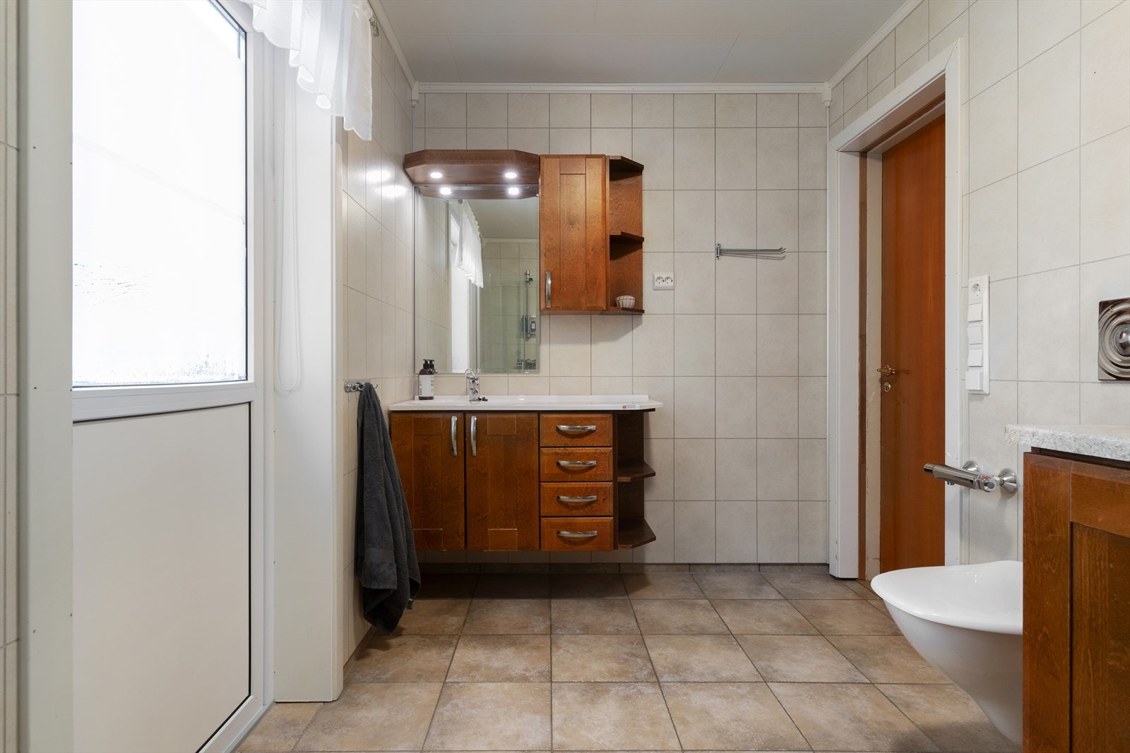 Det ene badet i hovedetasjen har utgang til terrassen som er bygd over den tilbygde dobbelgarasjen. Galleribilde