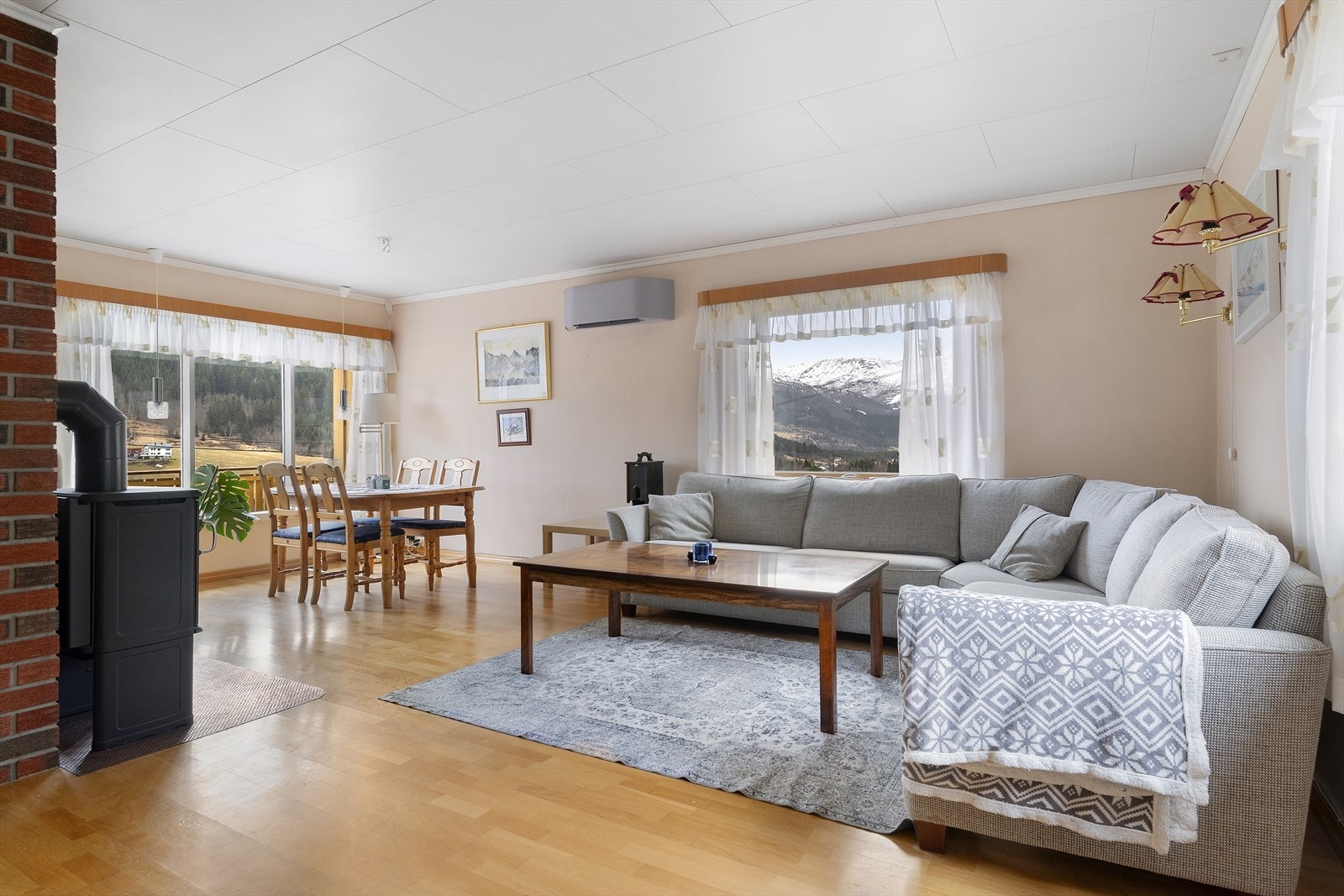 De store vindusflatene gir rikelig med naturlig lysinnslipp. Galleribilde