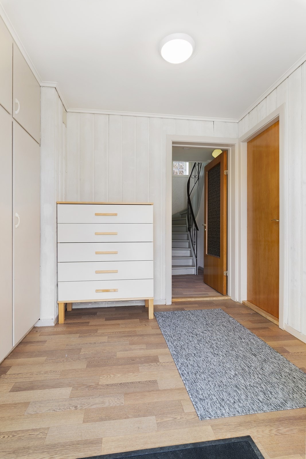 Videre kommer man inn til trappegangen eller inn til kjellerrommet
til høyre. Galleribilde