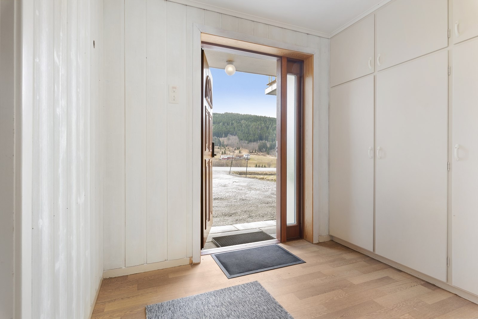Inngangspartiet har god plass til å henge fra seg yttertøy i garderobeskapene. Galleribilde