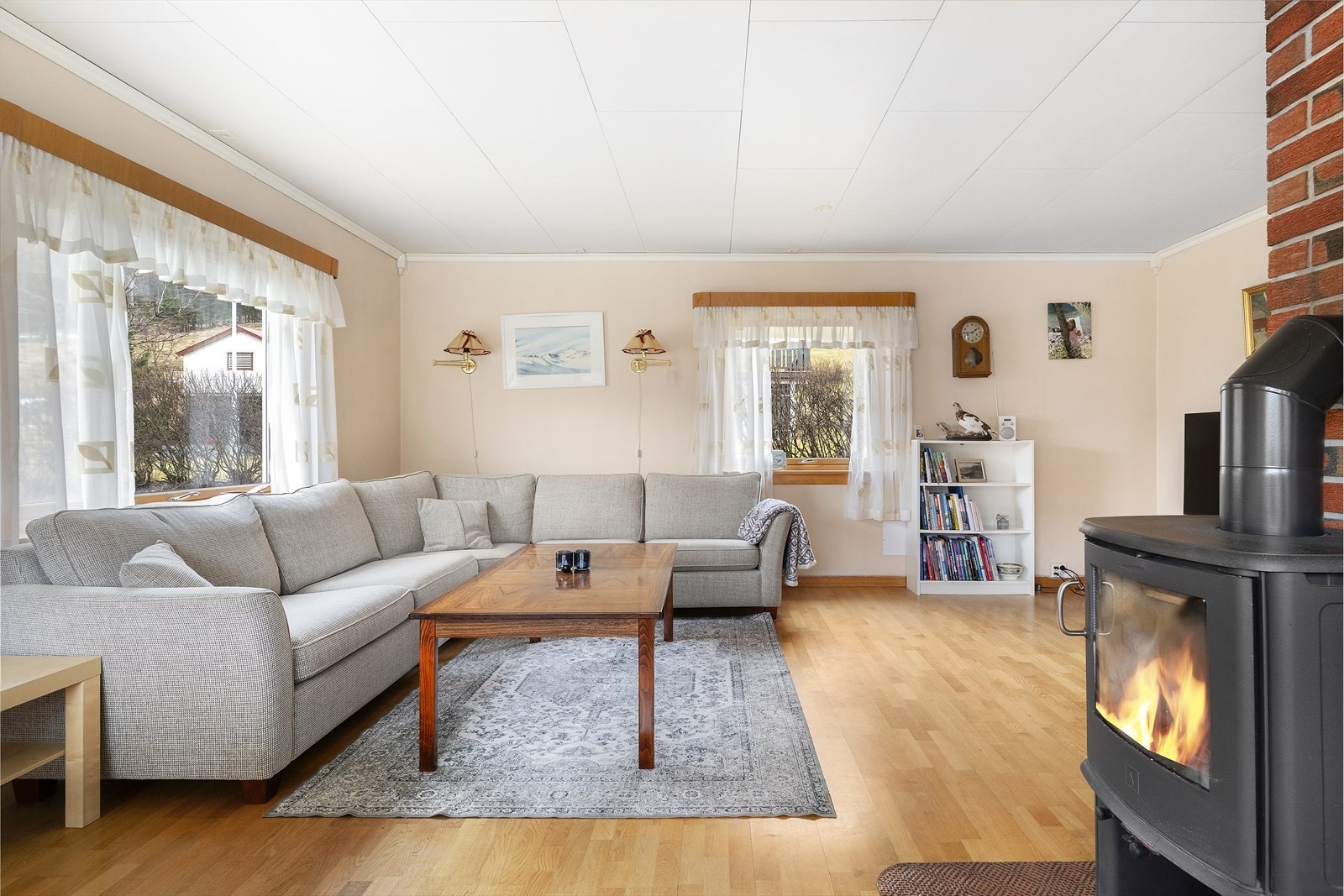 Stuen er romslig og har god plass til møblering. Den har en praktisk L-form og der er vinduer på tre sider - noe som gir godt med naturlig lys. Galleribilde