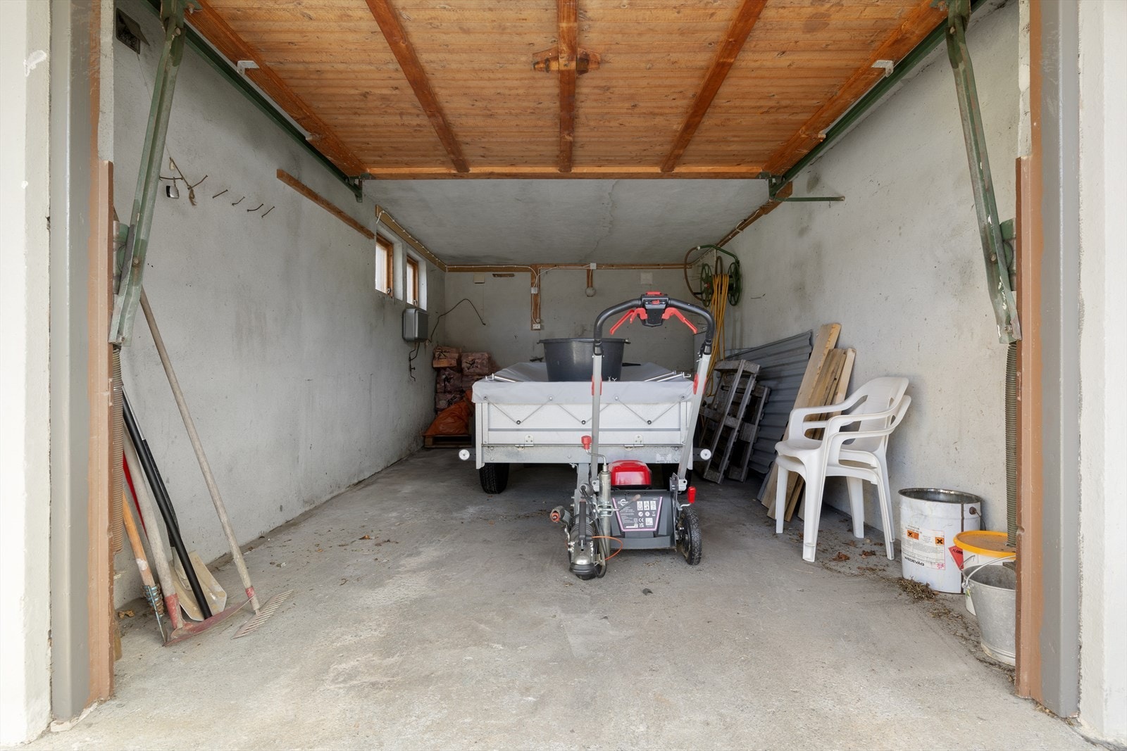 Den tredje garasjen er integrert i huset og fra byggeår. Galleribilde