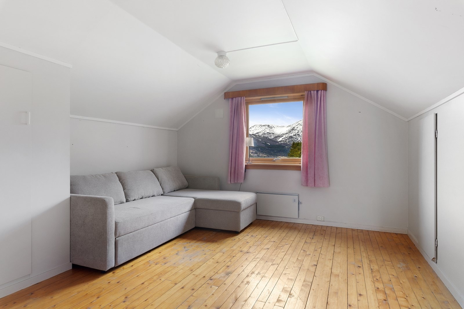 Dette rommet har kvalifikasjonene til et soverom, og det er tilgang til raftekott. Orginale tregulv. Galleribilde