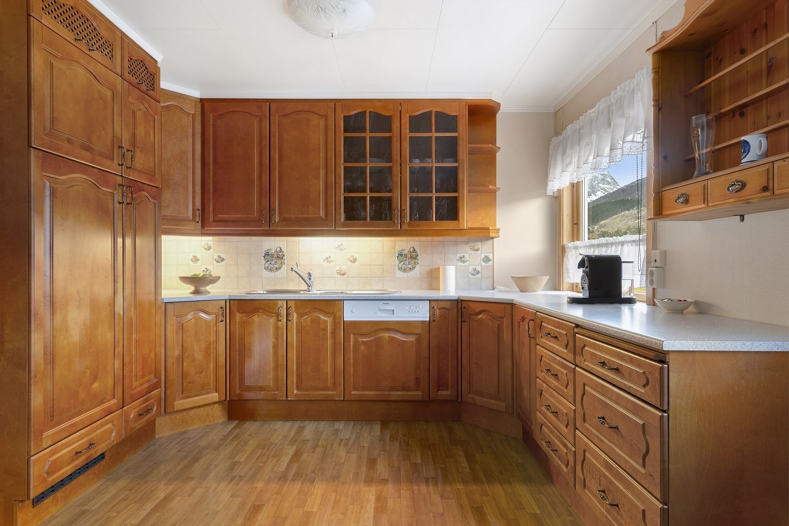 Kjøkkeninnredningen er skiftet i 2004 og er fra
Mørekjøkken. Galleribilde