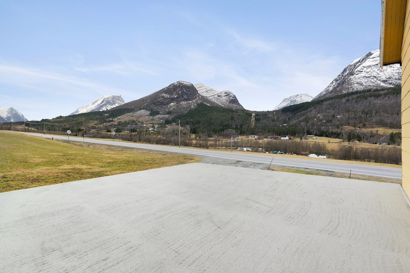 Her er dekket over den doble garasjen. Her må det monteres rekkverk for forsvarlig bruk. Her har man fine muligheter for en flott uteplass mot sør. Galleribilde