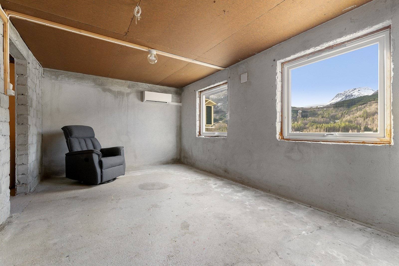 Denne kjellerstuen er uinnredet, men har varmepumpe som ble montert i 2025. Her har man mange bruksmuligheter - alt etter behov. Galleribilde