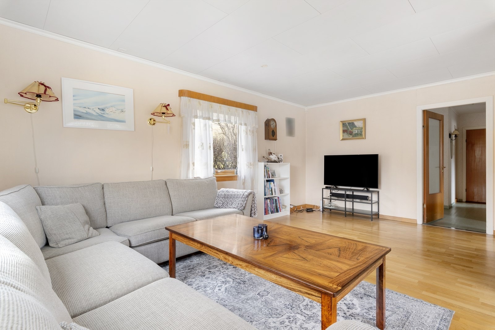 Fra stuen er det adkomst ut til gangen eller inn til kjøkkenet. Galleribilde