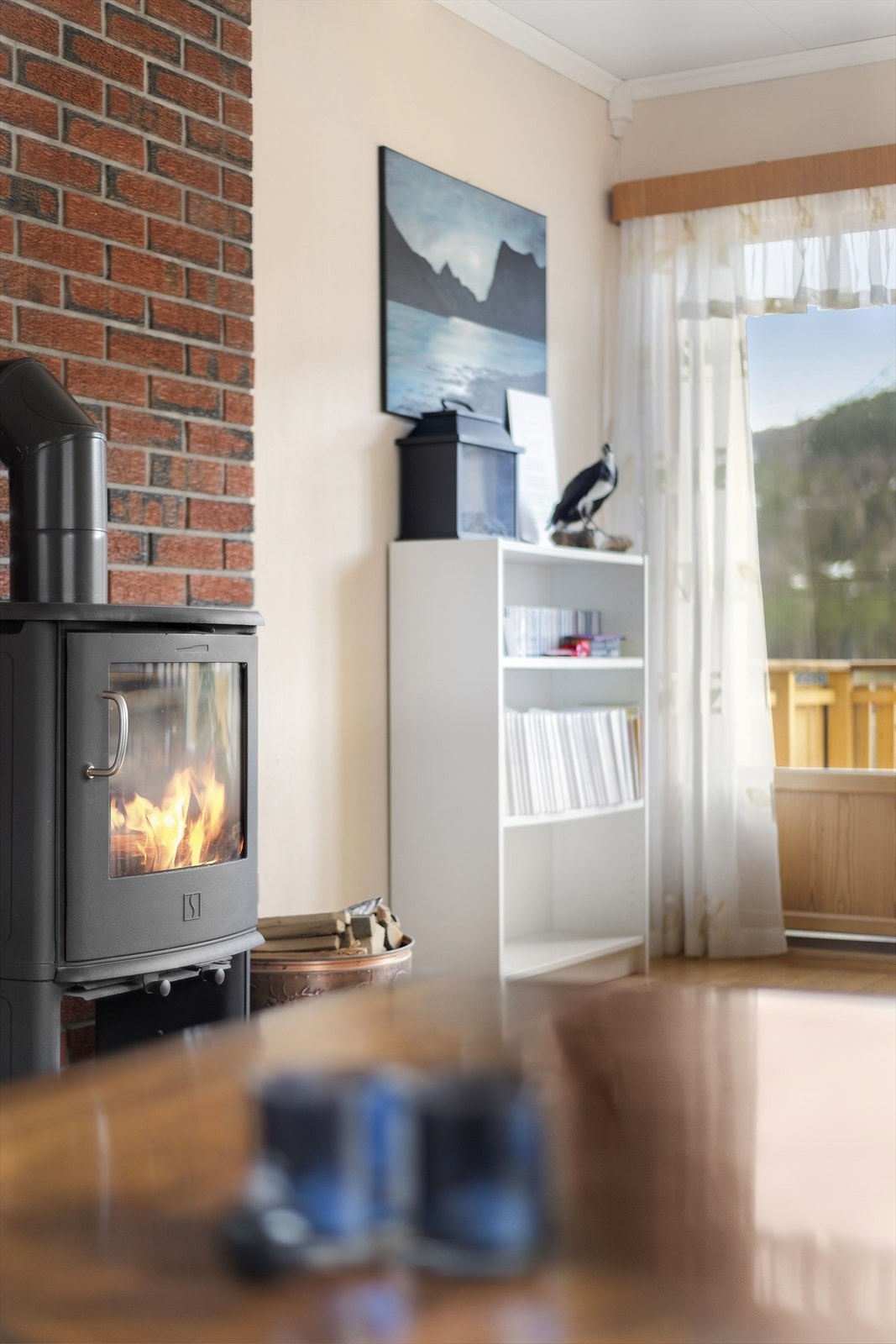 Ildstedet er fra Scan og av nyere dato. Ovnen
gir en deilig varme til resten av huset. Galleribilde