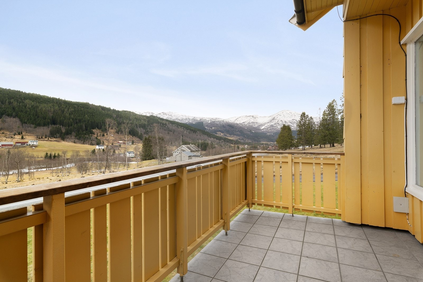 Det er utgang til verandaen fra spisestuen. Denne har flislagt dekke og det er lagt ut strøm. Galleribilde