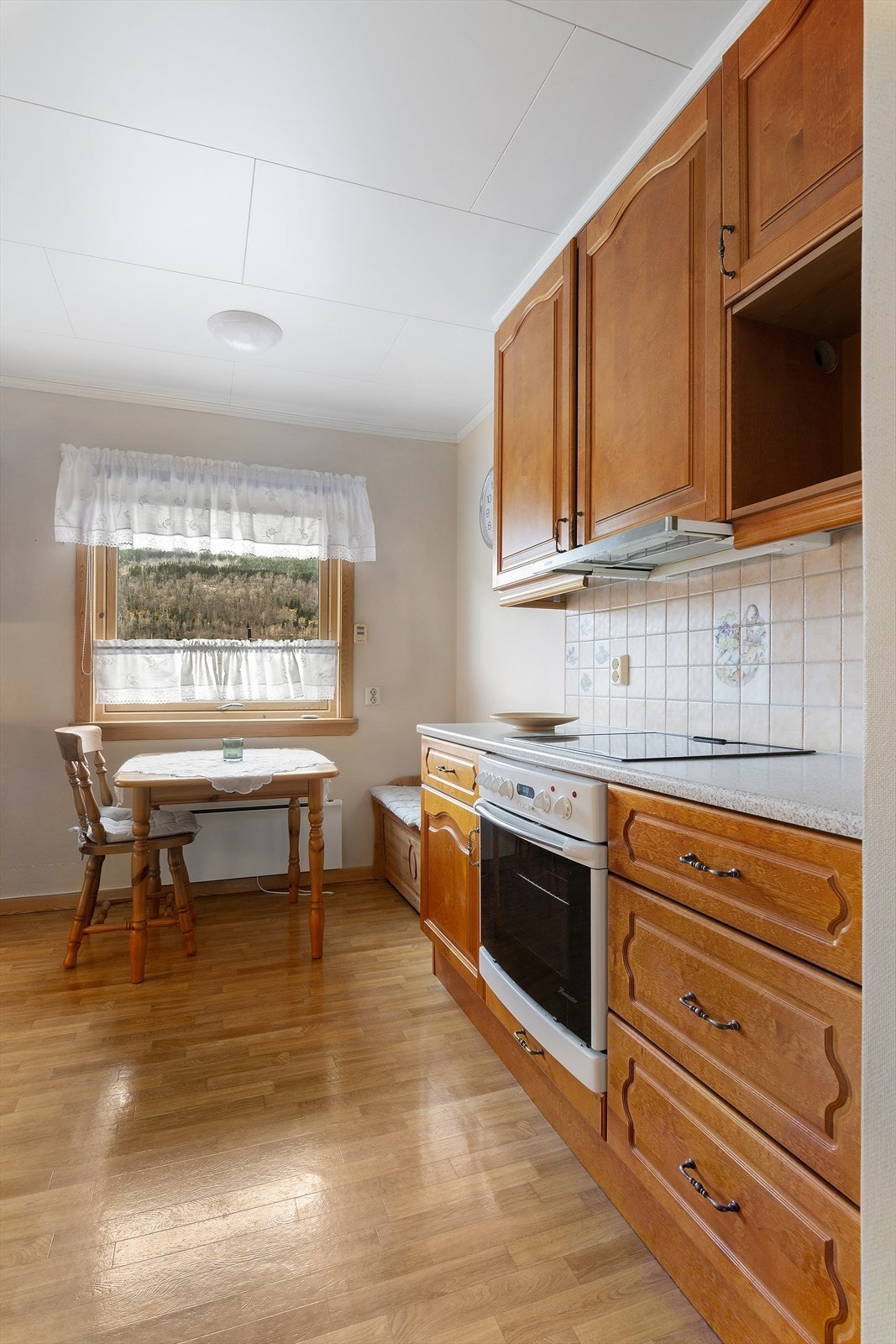 Her er det overskap, underskap og høyskap. Integrerte hvitevarer. Galleribilde