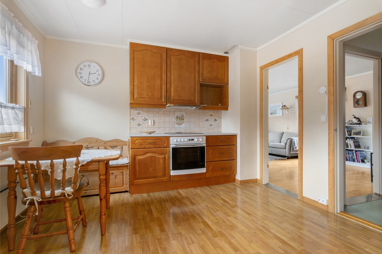 Kjøkkenet har god plass til et kjøkkenbord ved vinduet. Et stor og godt rom. Galleribilde