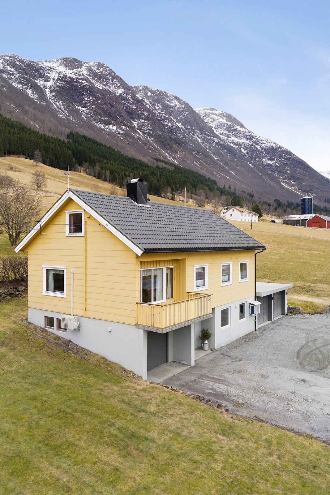 Eneboligen går over tre plan, har tre garasjeplasser og har også god plass på tunet. Galleribilde