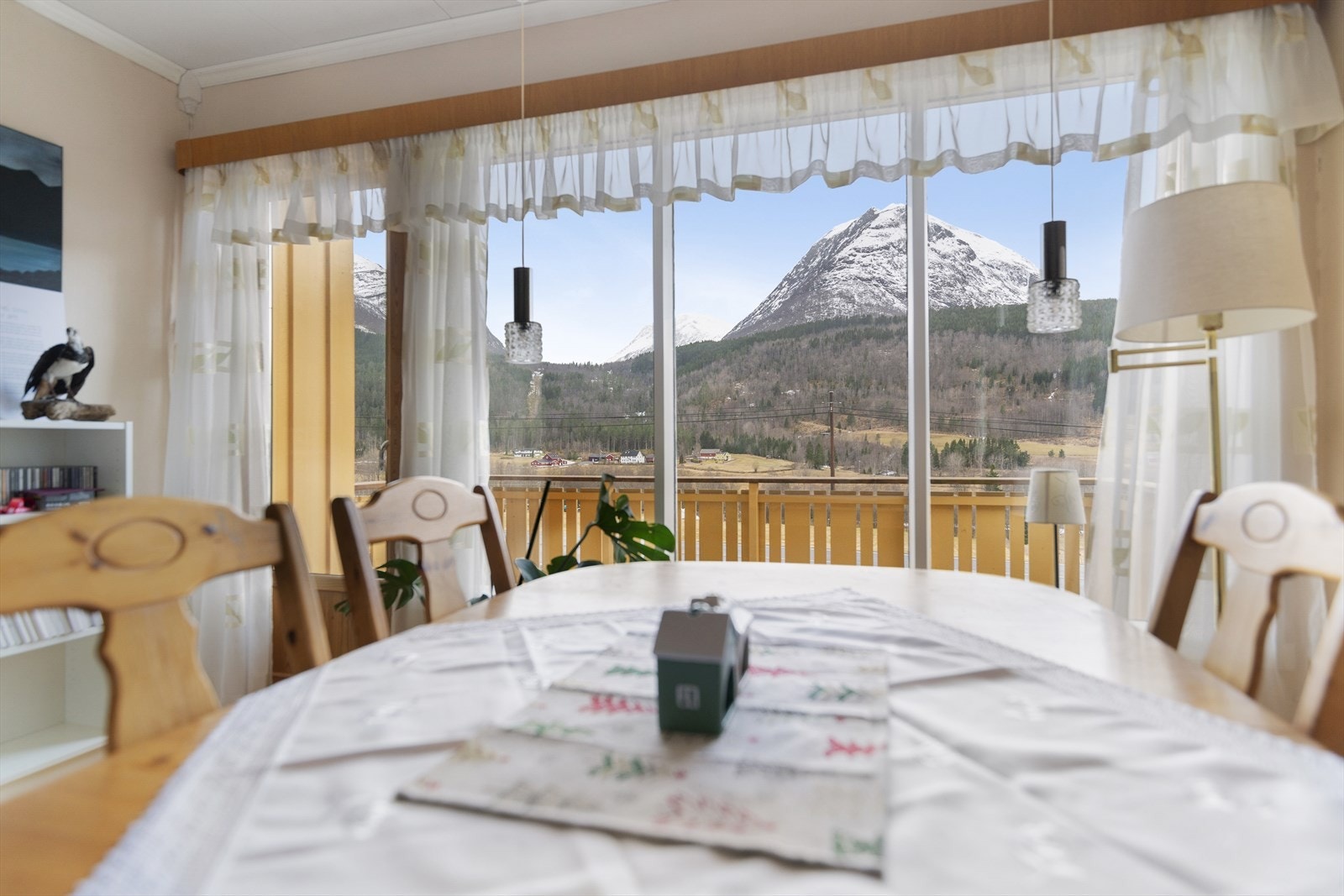 Her kan middagen inntas til den flotte utsikten mot Storhornet. Galleribilde