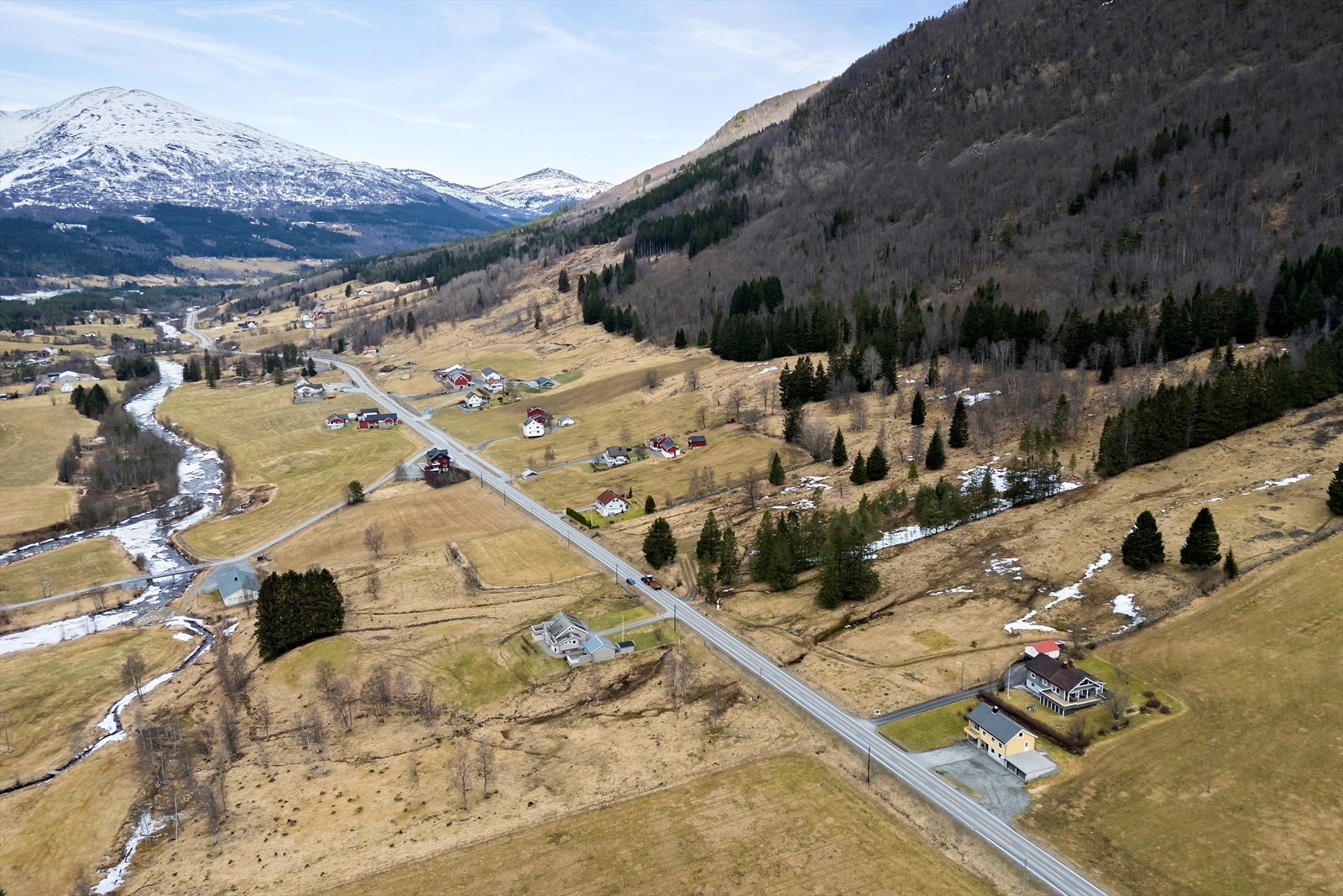 Boligen ligger på Helstad omringet av vakre fjell og natur. Galleribilde