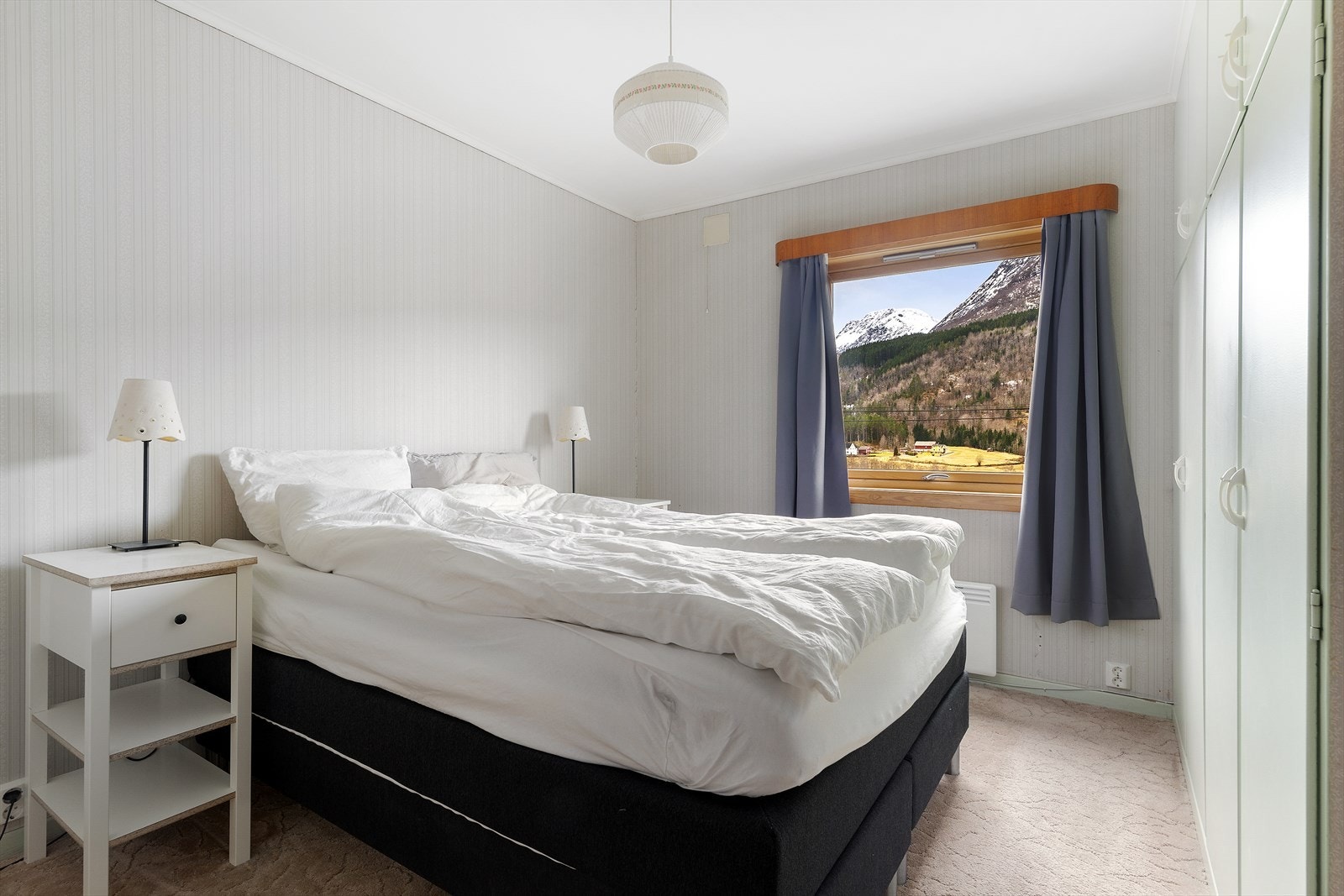 Hovedsoverommet er også i hovedetasjen. Her er plassbygde skap og godt med skapplass. Galleribilde