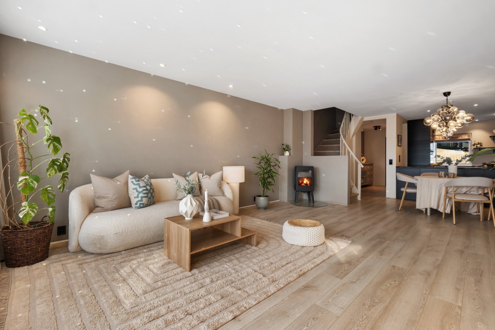 Det er installert spotter i taket - Varme i gulv Galleribilde