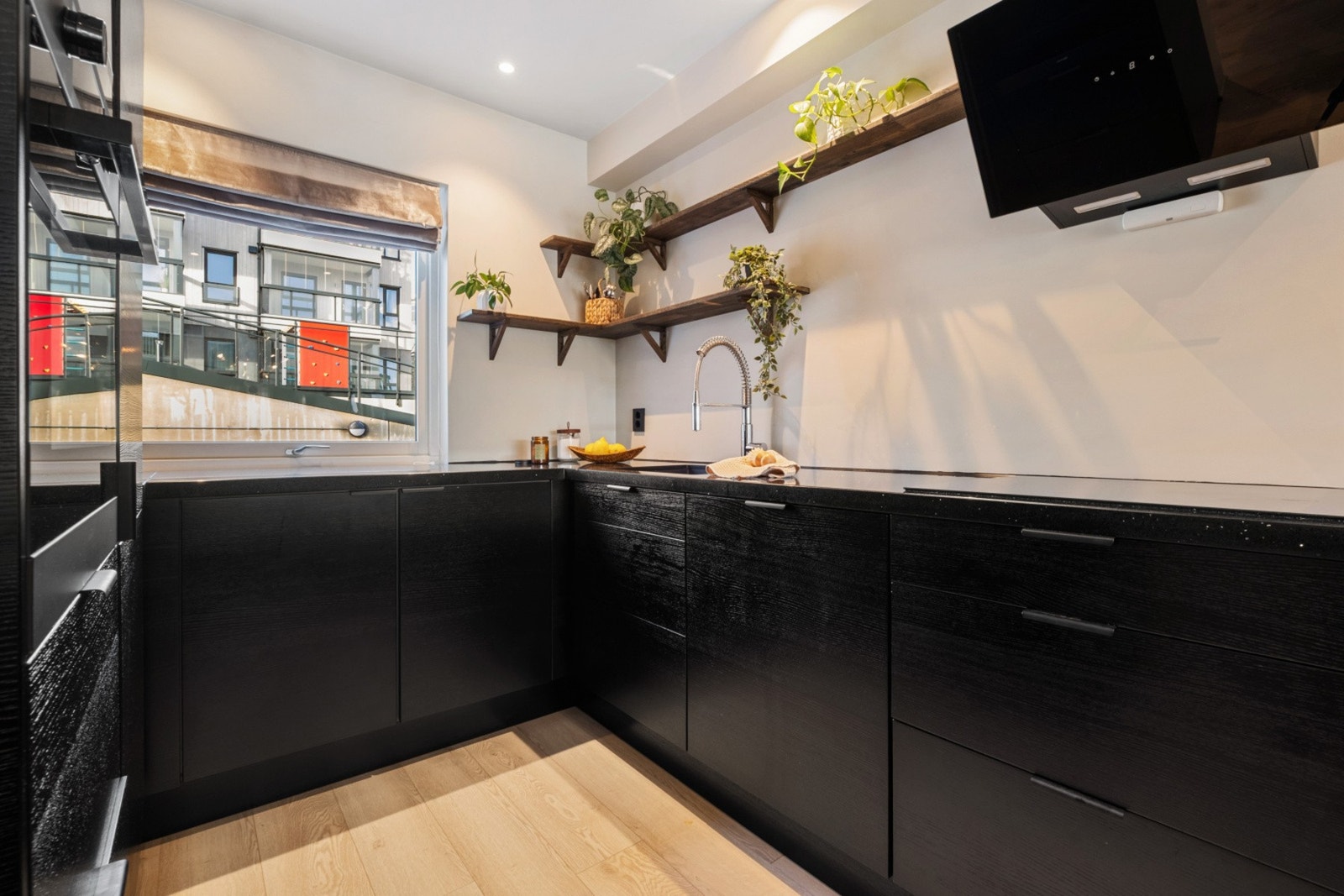 Det er installert vannstoppsystem og komfyrvakt. Galleribilde