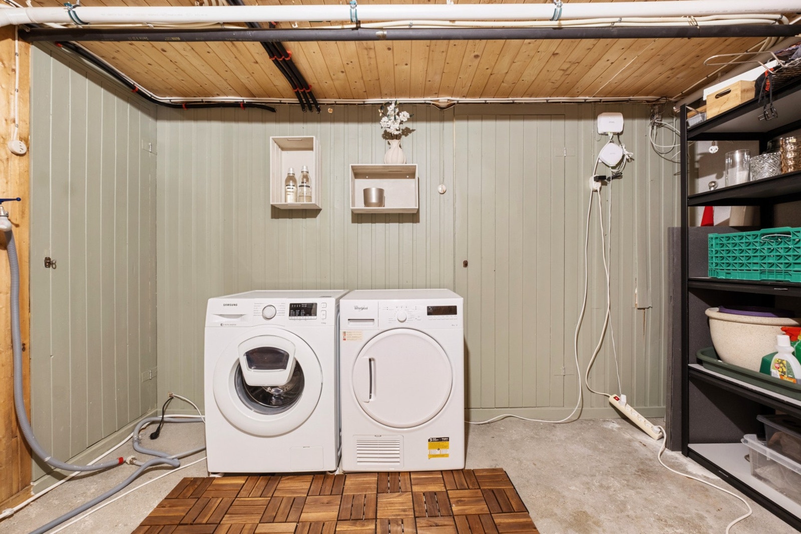 Bod i kjeller med opplegg for vaskemaskin/tørketrommel Galleribilde