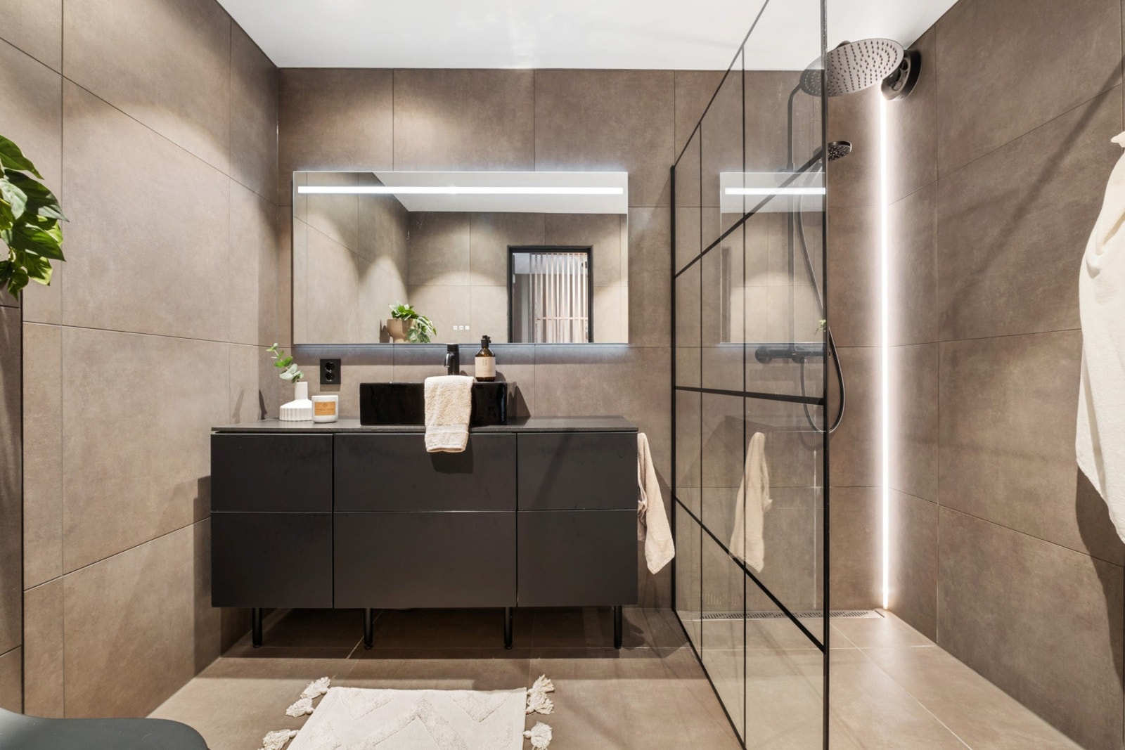 Lekkert og tidsriktig flislagt bad fra 2022 - Varme i gulv Galleribilde