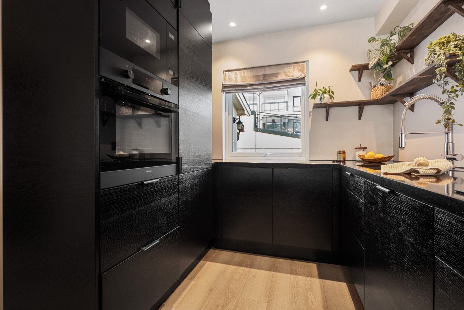 Innredning med glatte fronter og benkeplate av stein. Galleribilde