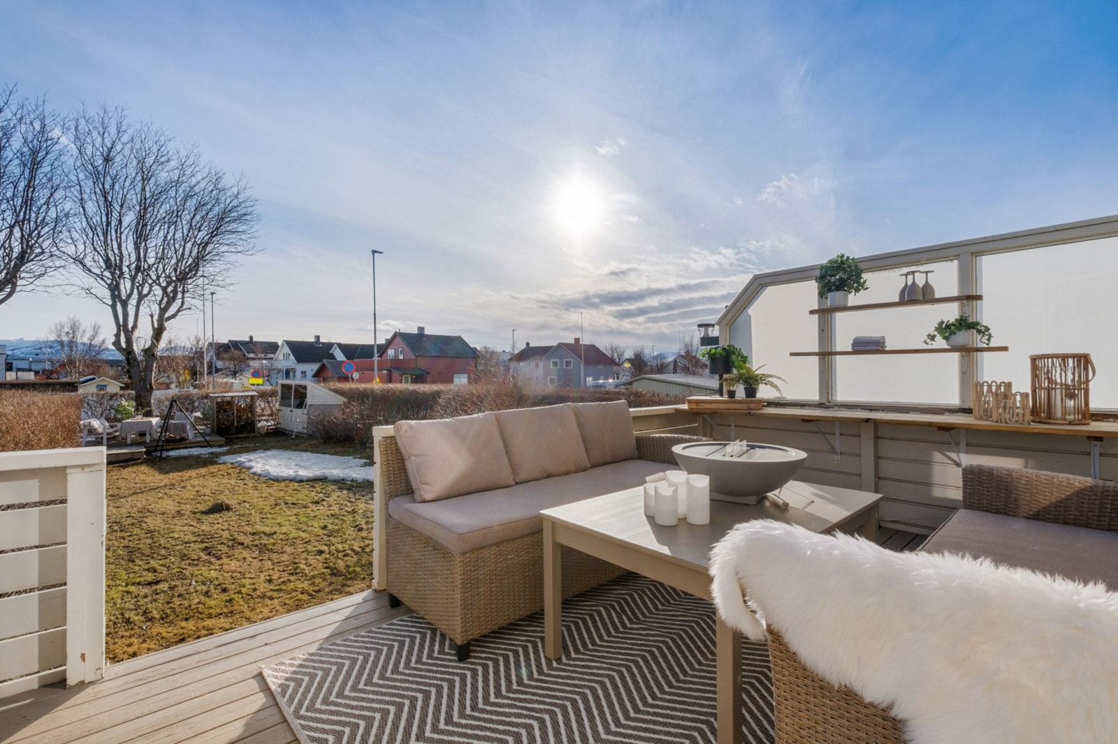 Altan, balkong, og terrasse med hage - Svært gode lys- og solforhold Galleribilde