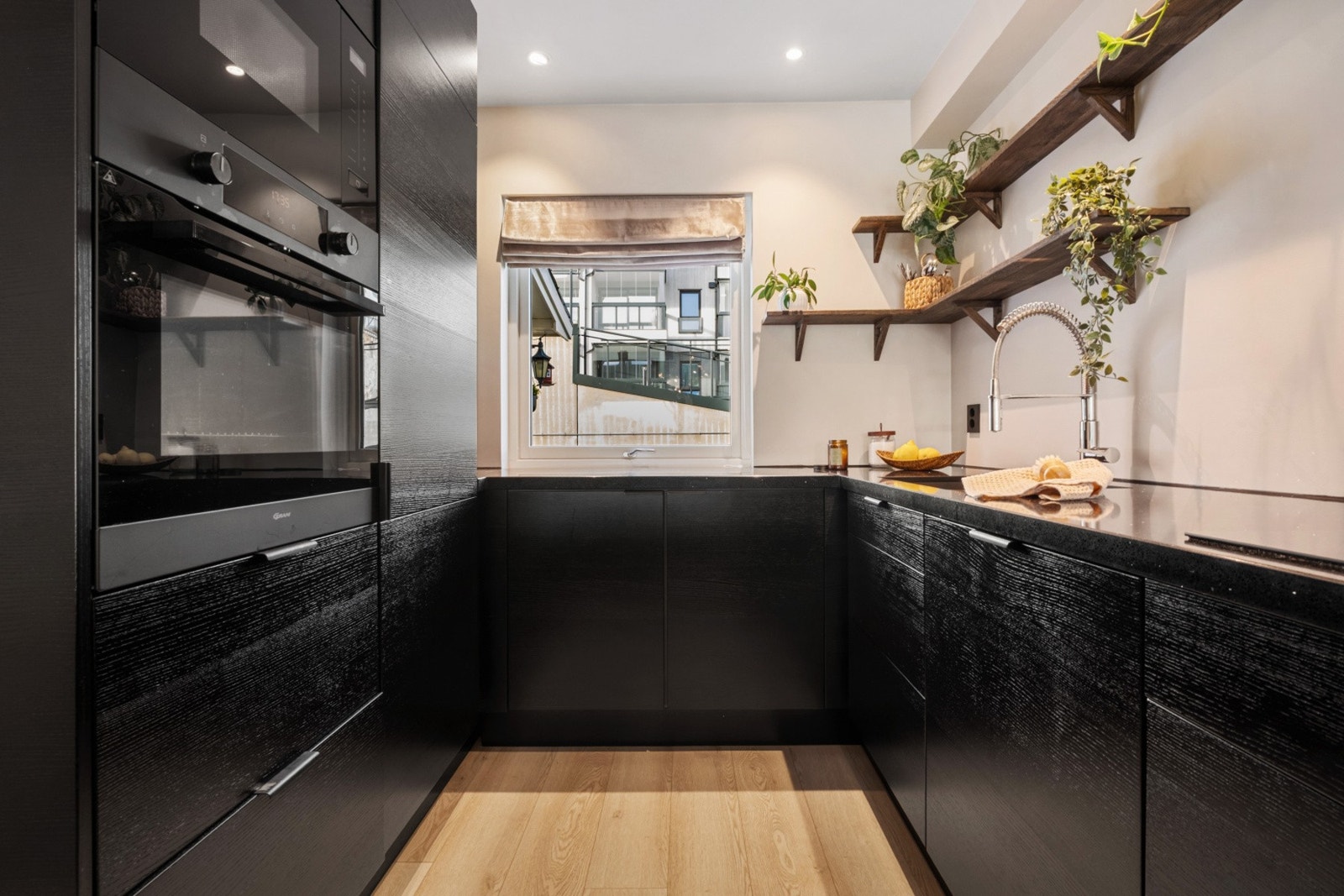 Godt utbygget kjøkken med god skap- og benkeplass. Galleribilde