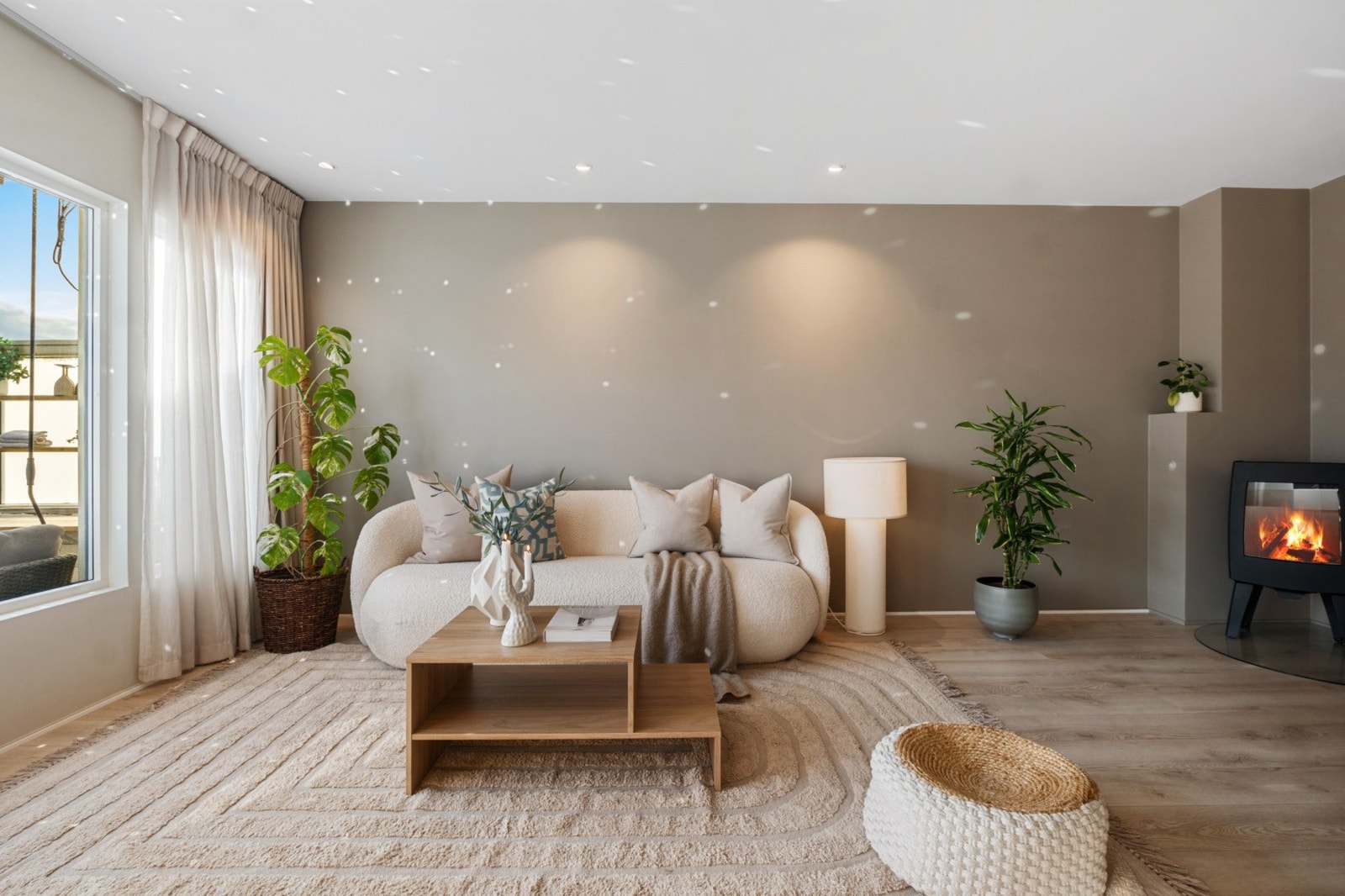 Boligen er malt i behagelige farger og har laminat på gulvet. Galleribilde