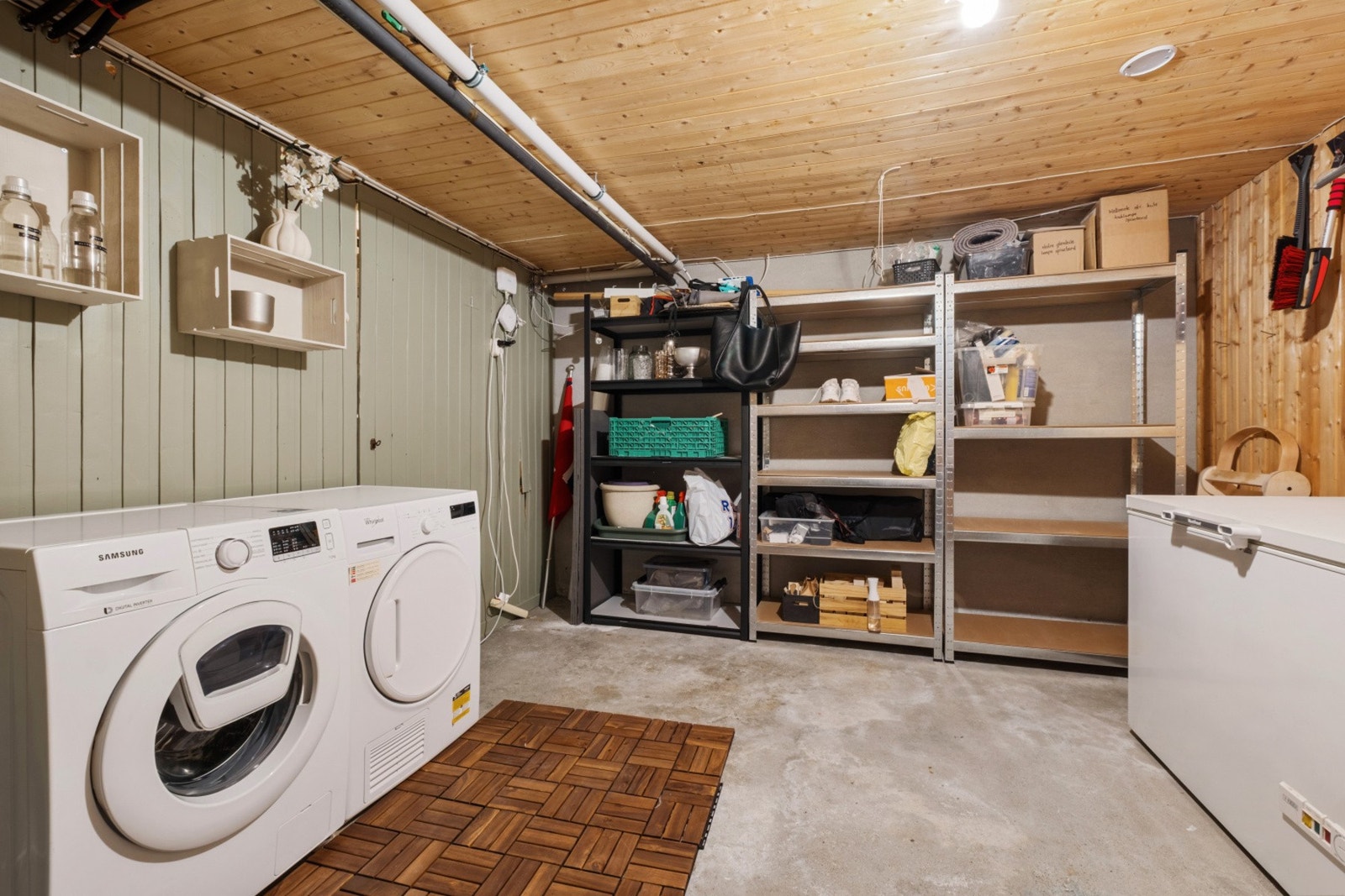 Bod i kjeller med opplegg for vaskemaskin/tørketrommel Galleribilde