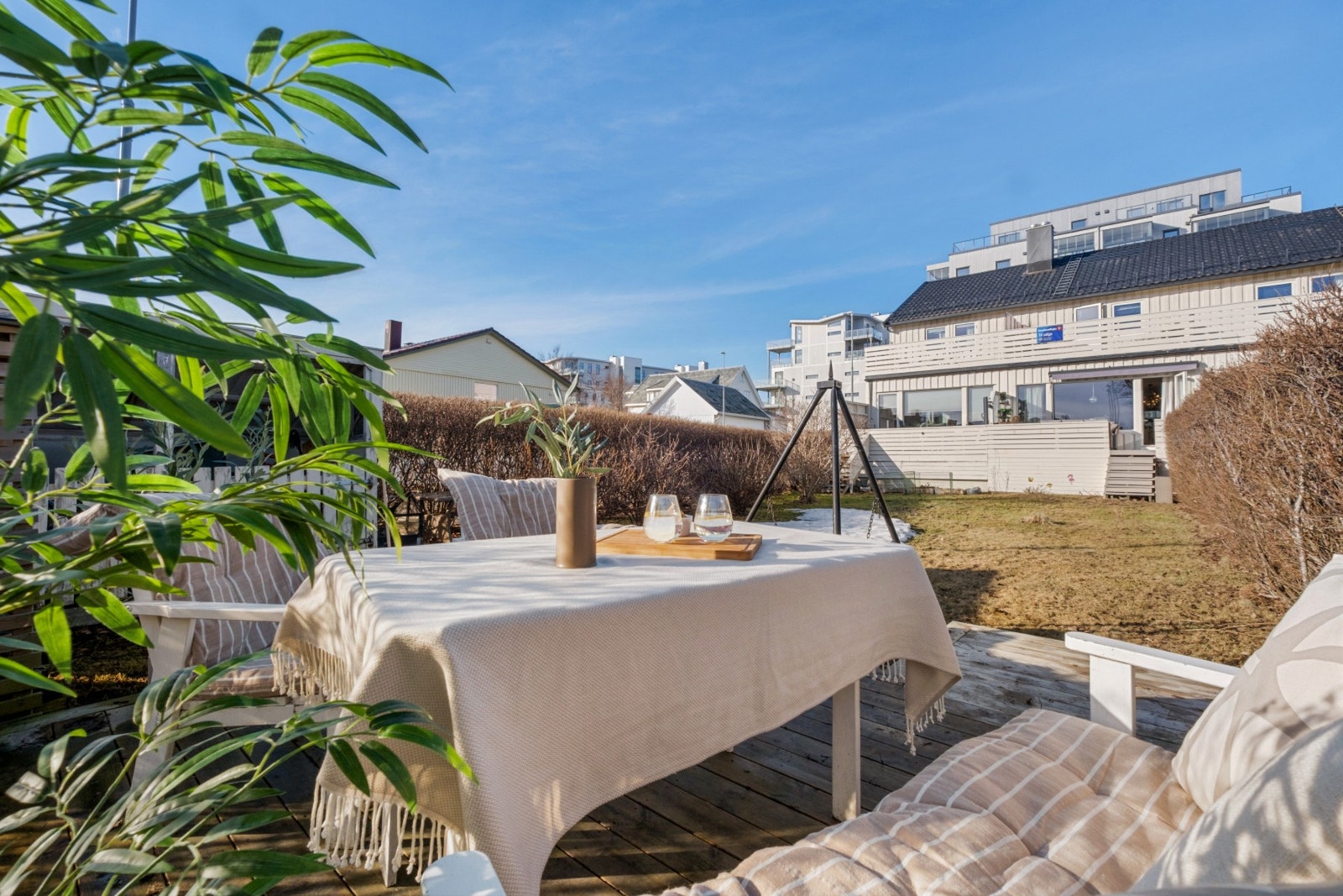 Svært koselig uteområde med terrasse og hage Galleribilde