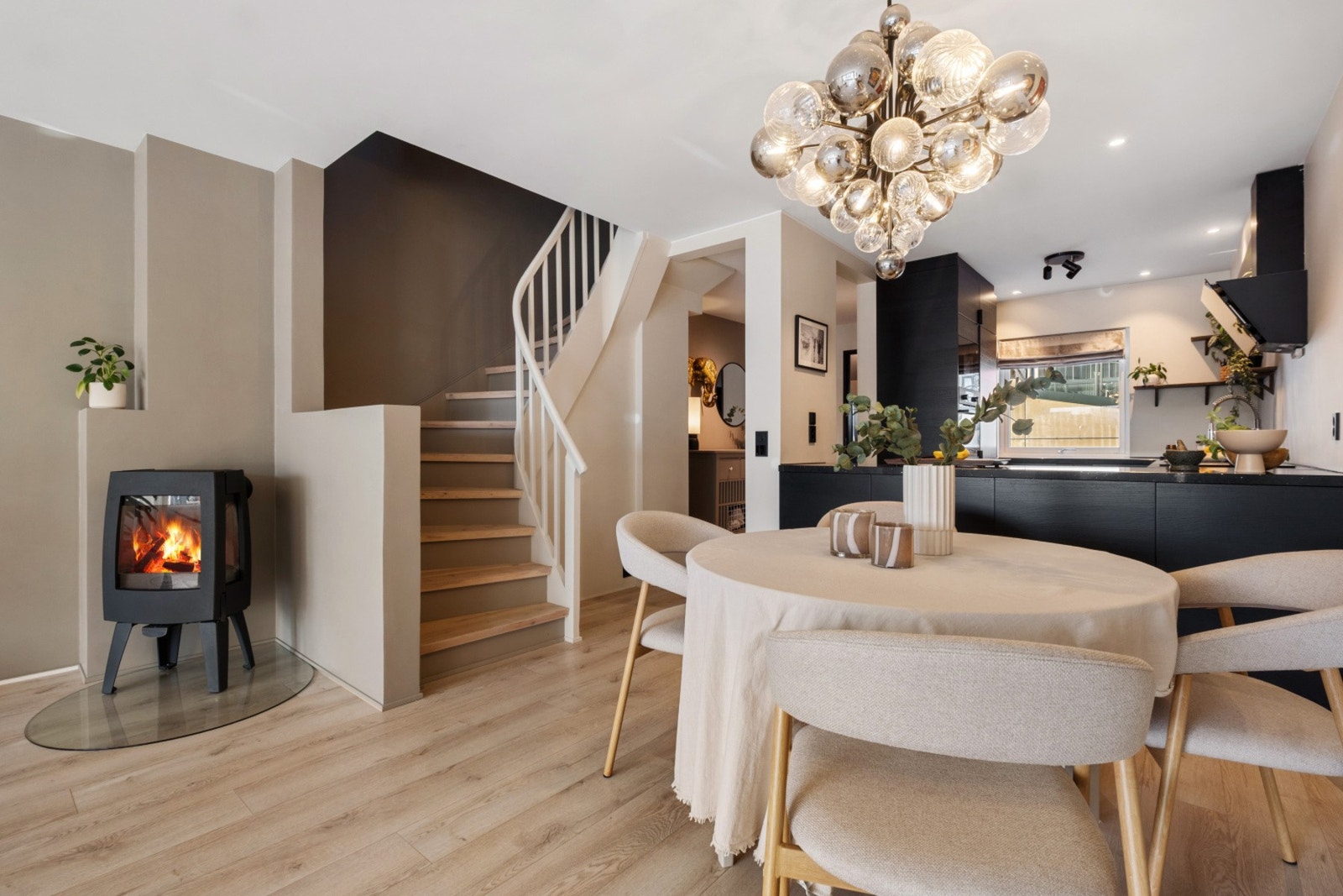 God plass til spisegruppe for sosiale stunder, i tilknytning til kjøkken Galleribilde