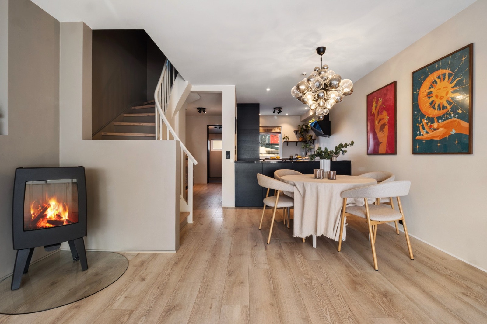 Det er vedfyring som gir god varme og kos på kalde dager. Galleribilde