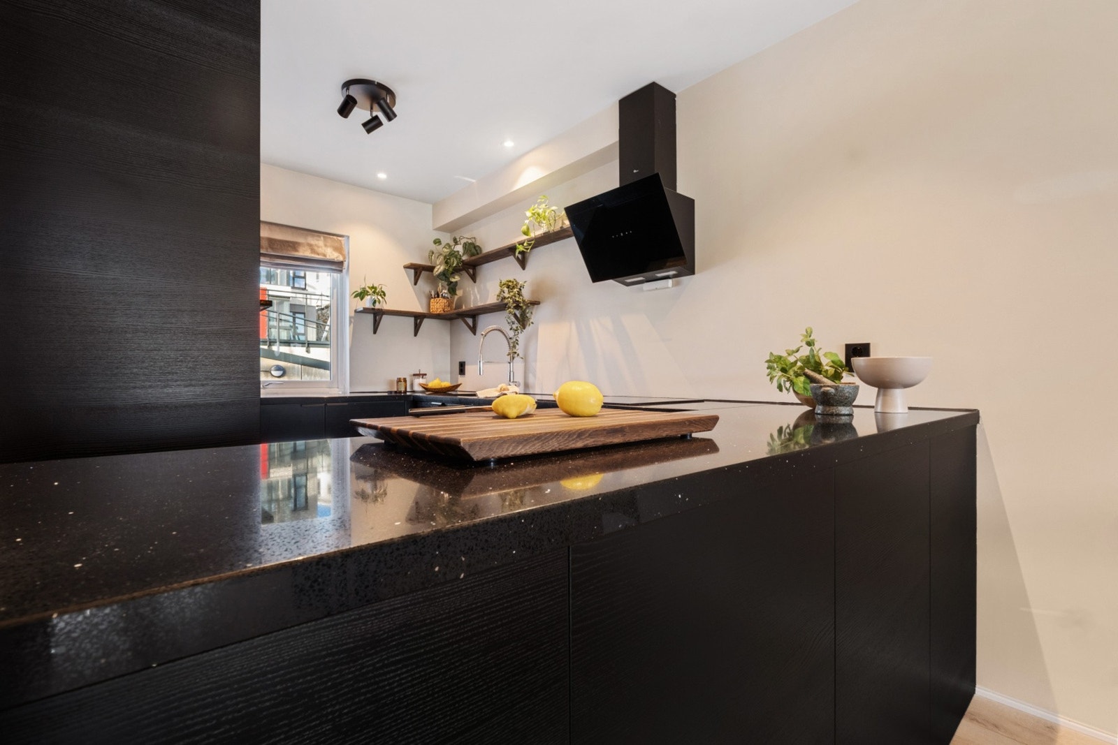 Stilfullt kjøkken som er modernisert i 2022 Galleribilde