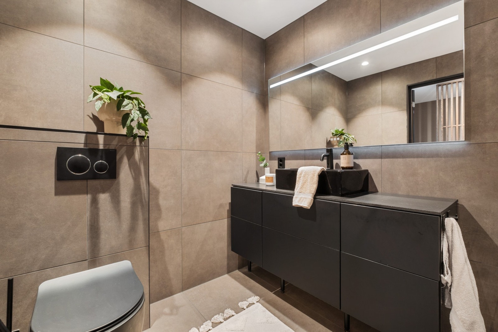 Lekkert og tidsriktig flislagt bad fra 2022 - Varme i gulv Galleribilde