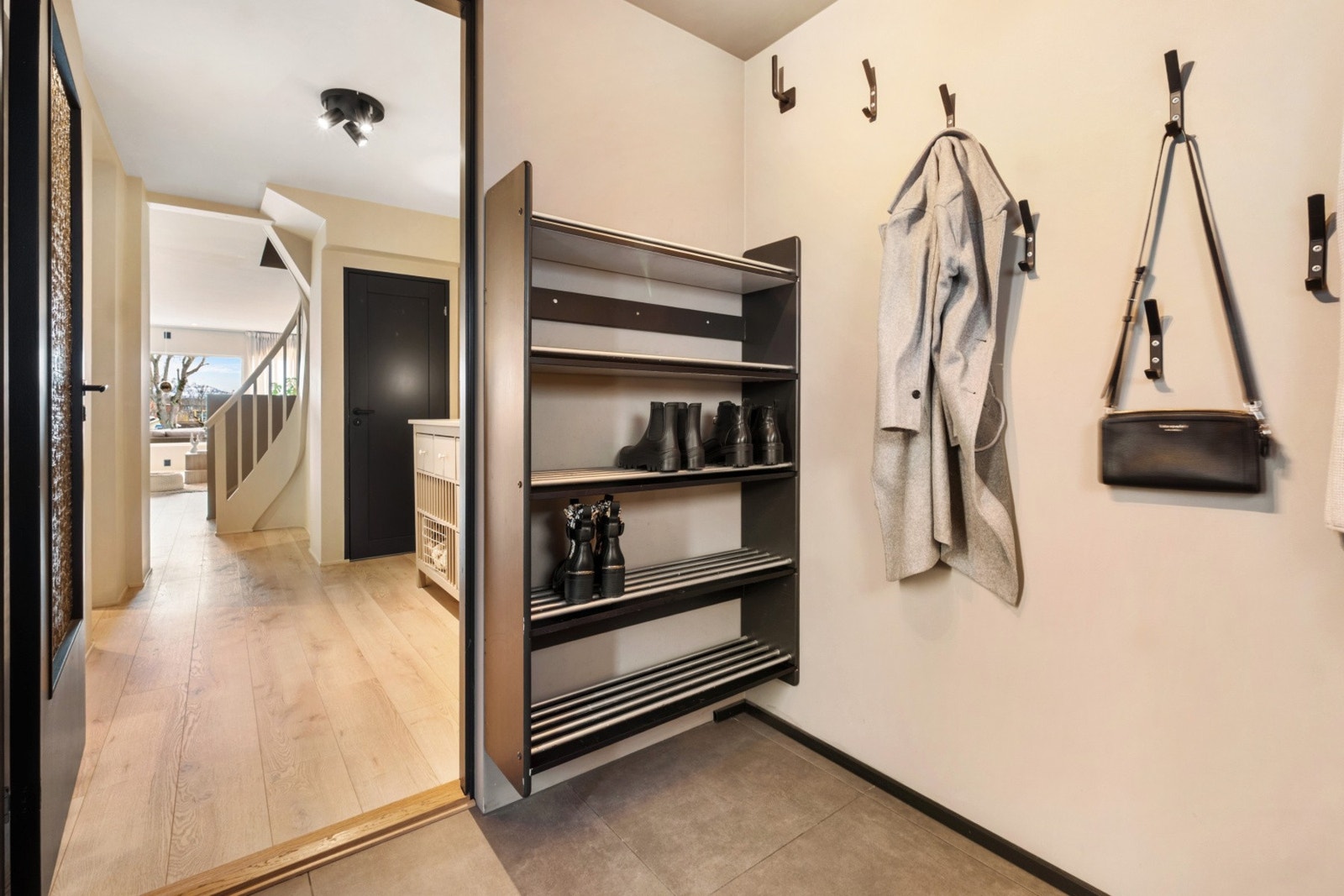 Velkommen inn! Entré med plass til å henge fra seg klær langs knagger på veggen. Galleribilde