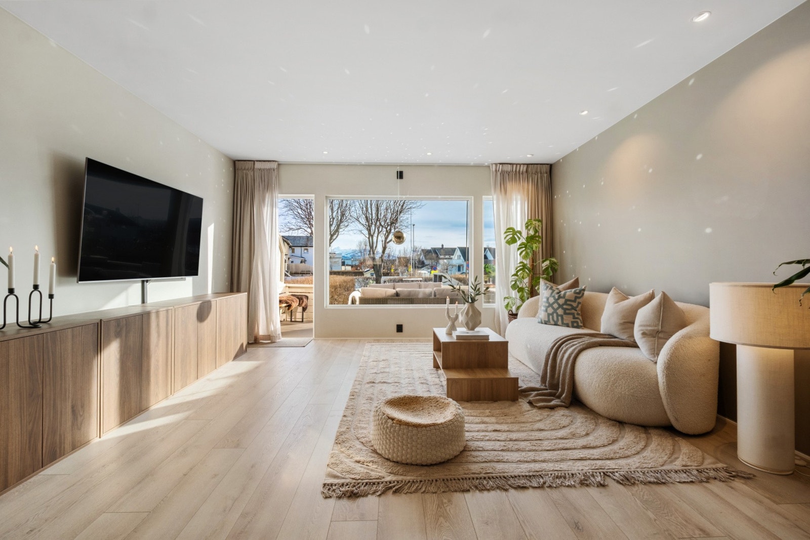 Stilren og listefri stue - Modernsiert 2022 Galleribilde