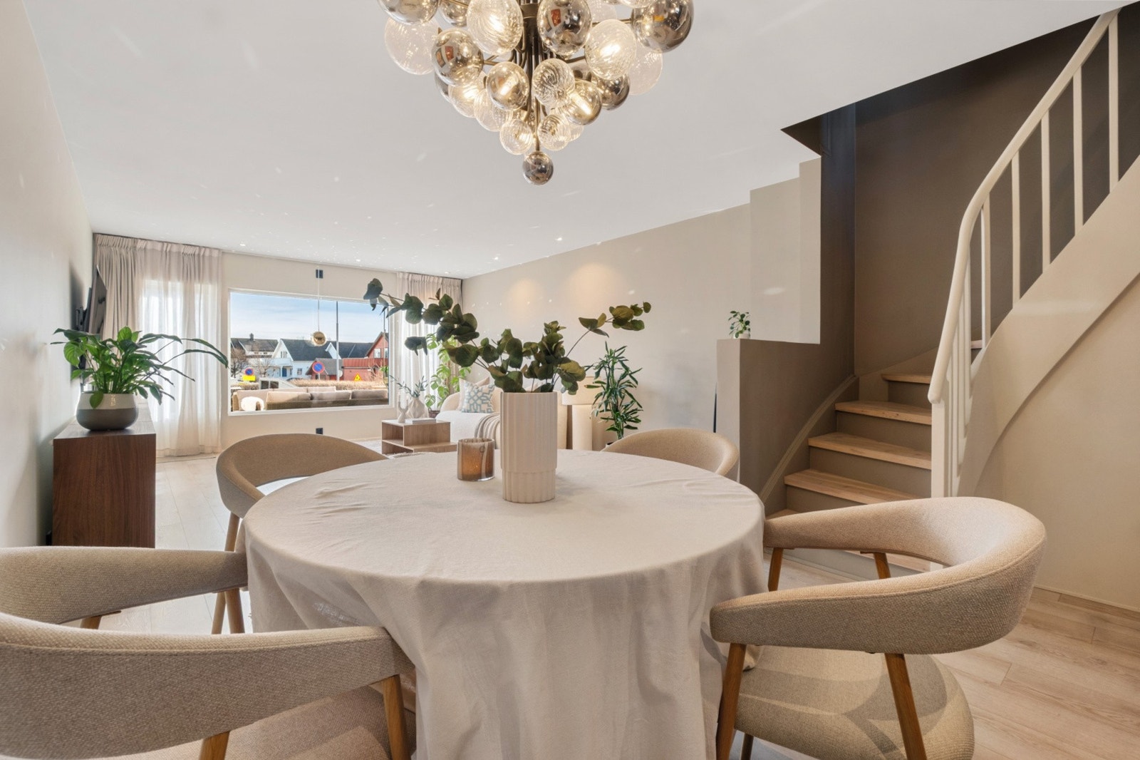 God plass til spisegruppe for sosiale stunder, i tilknytning til kjøkken Galleribilde