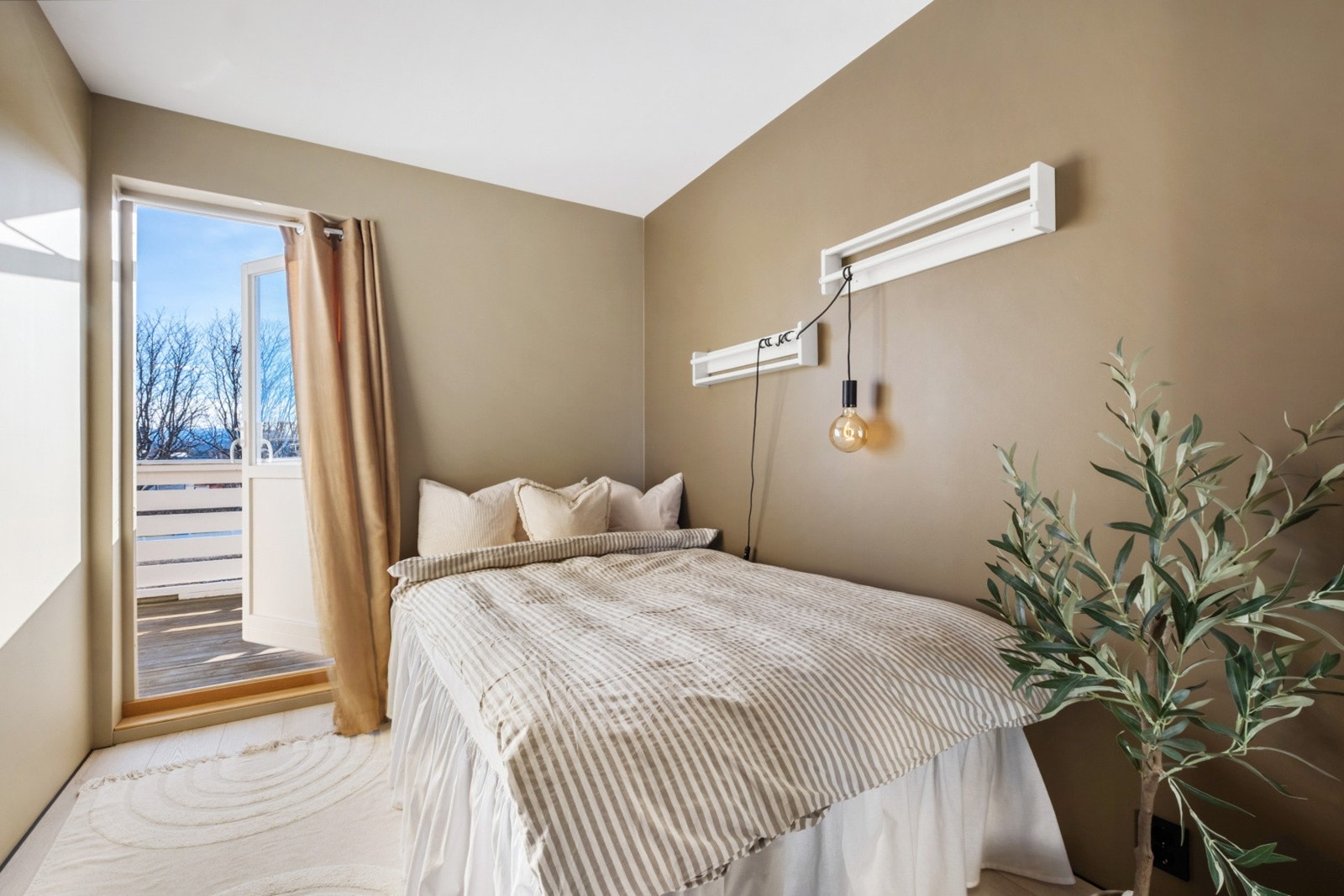 Utgang til balkong fra soverom nr. 3. Galleribilde