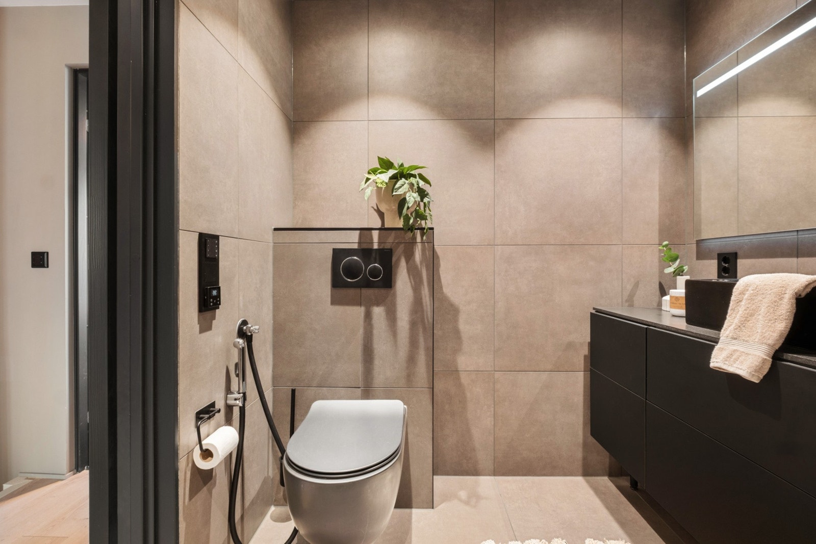 Lekkert og tidsriktig flislagt bad fra 2022 - Varme i gulv Galleribilde