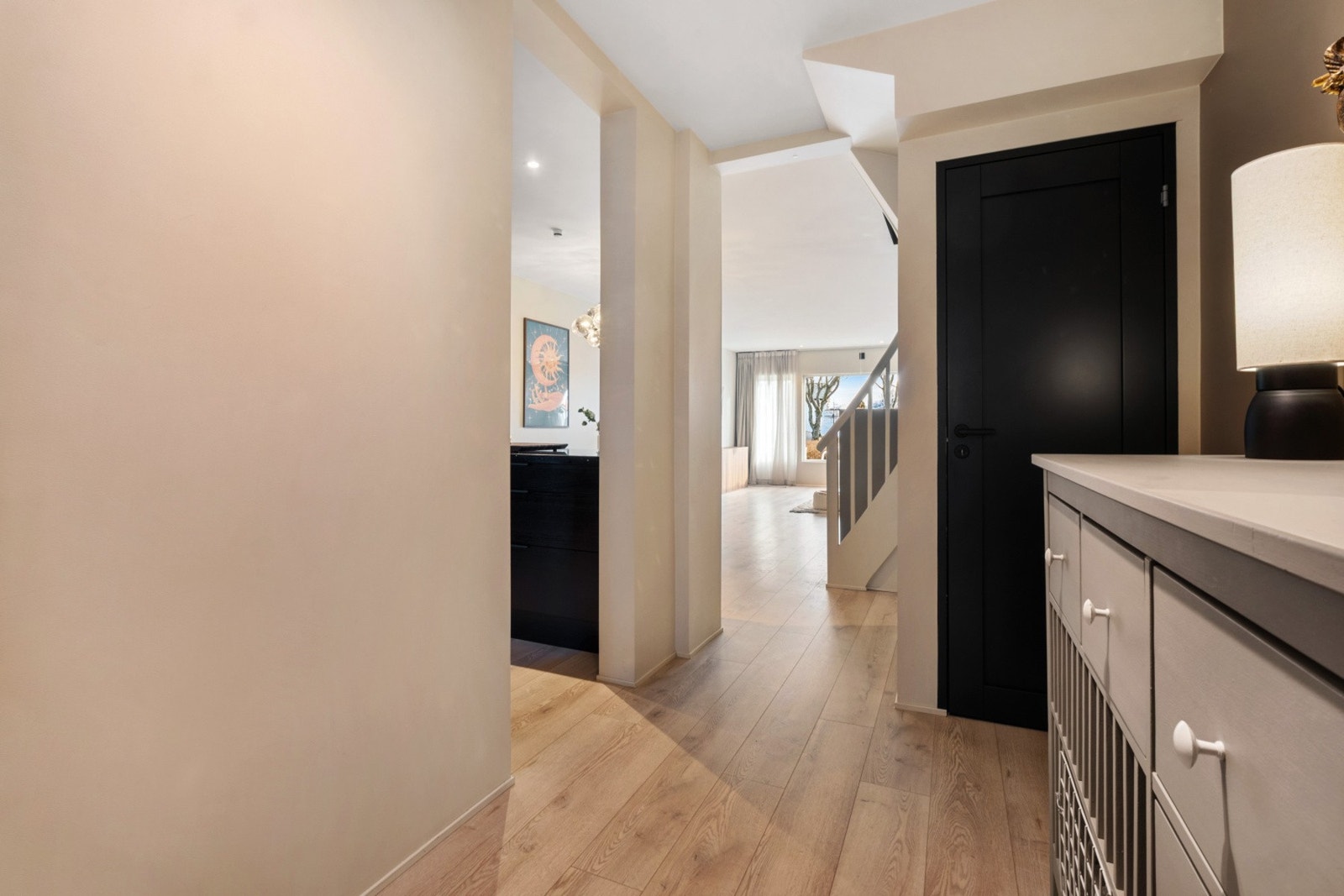 Gang - Her er det adkomst til kjøkken og stue - Dør ned til kjeller Galleribilde