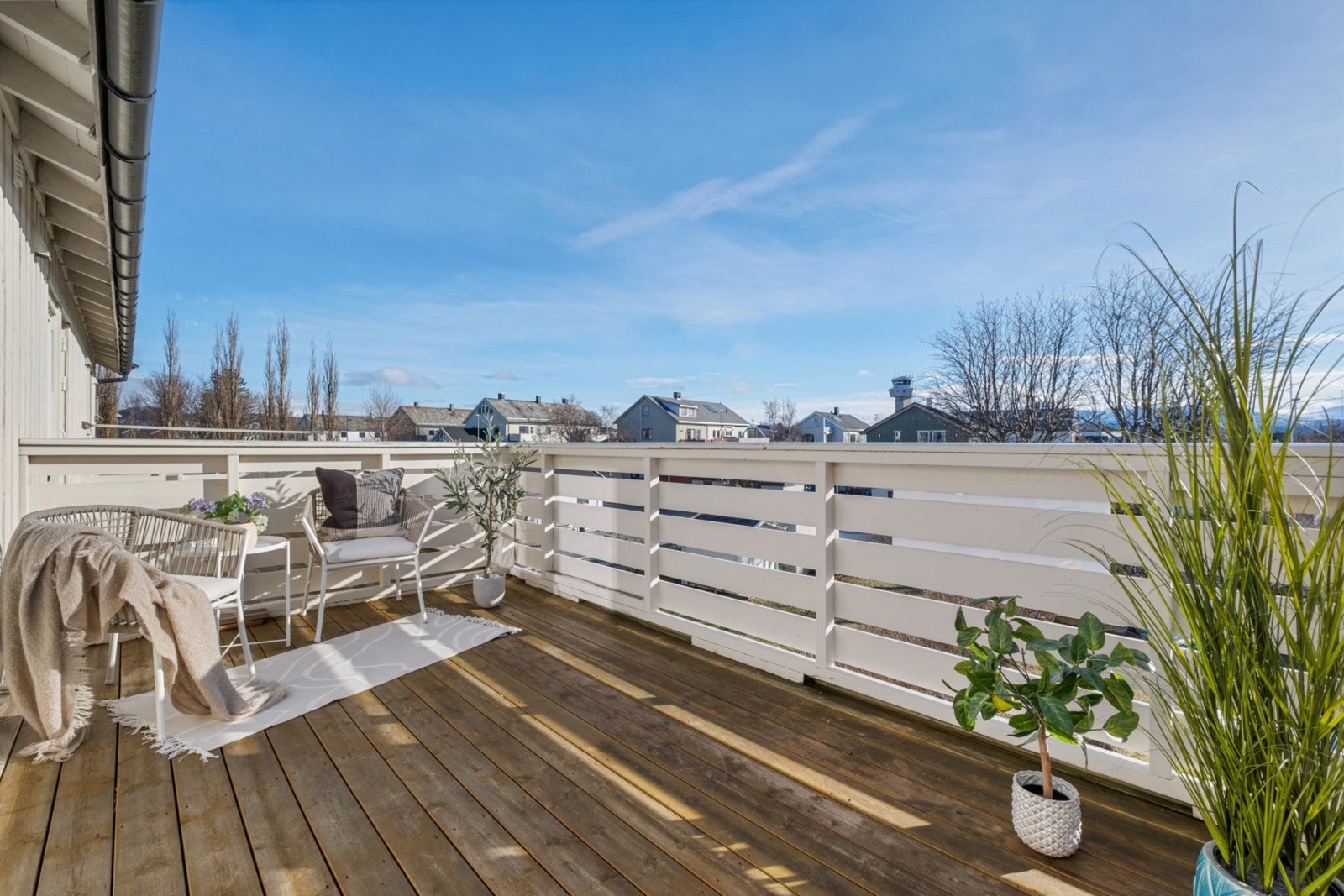 Balkong i andre etasje med god plass til sittegruppe- Gode lys- og solforhold Galleribilde