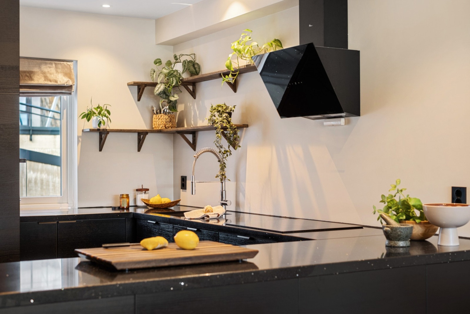 Benkeplate av stein Galleribilde