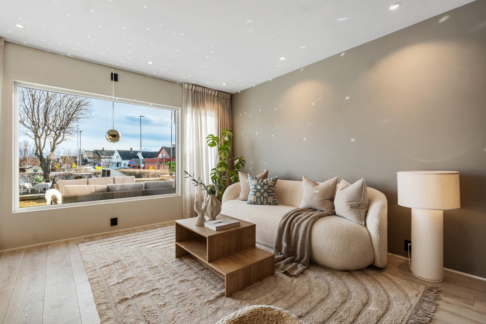 Store vindusflater slipper inn godt med naturlig lys i etasjen Galleribilde