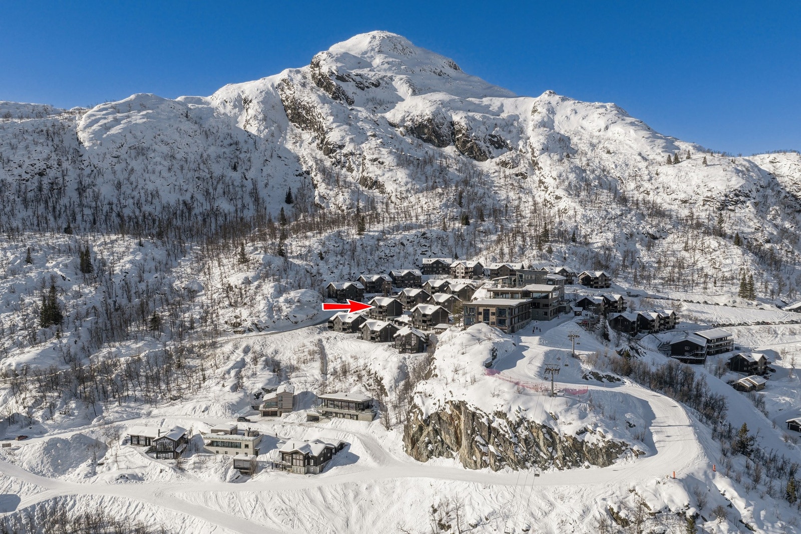 Leiligheten har en av Skarsnuten beste beliggenheter med fri utsikt mot Hemsedal skisenter! Galleribilde