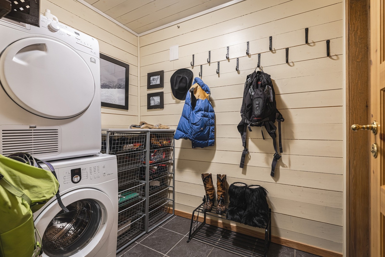 Leiligheten har grovinngang til garderobe og vaskerom. Galleribilde